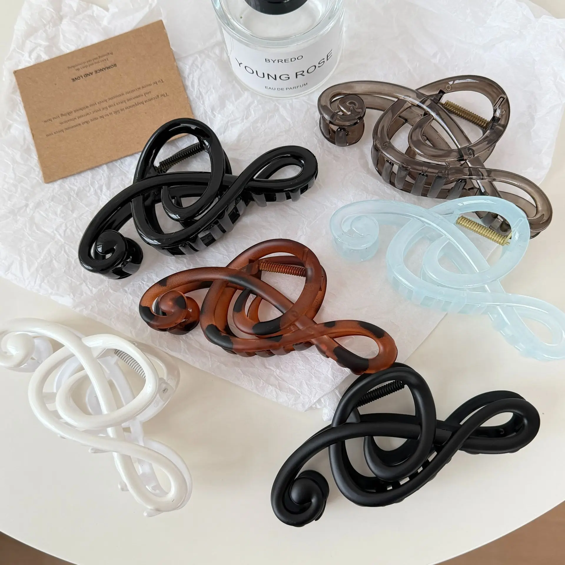 New Vintage Music Note Hair Clips Elegant Shark Hair Claw Geometric Crabs Hairpins for Women Aesthetic Hair Accessories
New Vintage Music Note Hair Clips Elegant Shark Hair Claw Geometric Crabs Hairpins for Women Aesthetic Hair Accessories