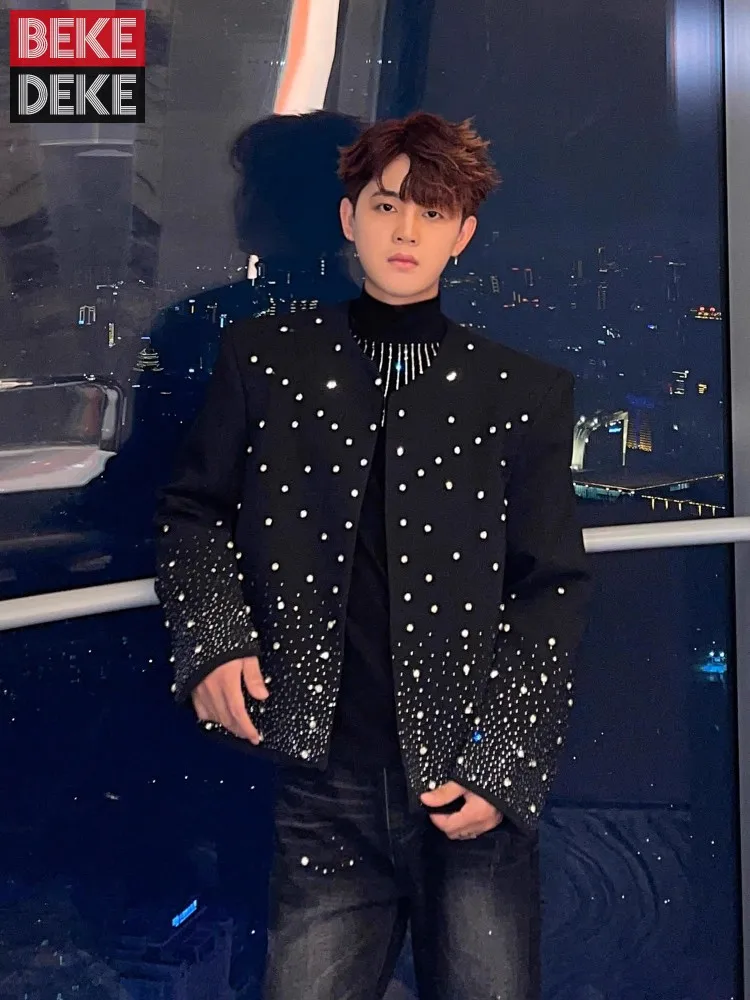 Hot Sale Chic Males Diamonds Spliced Shiny Jackets Single Breasted Coat Loose Fit Fashion Personality Stage Show Outerwear
Hot Sale Chic Males Diamonds Spliced Shiny Jackets Single Breasted Coat Loose Fit Fashion Personality Stage Show Outerwear