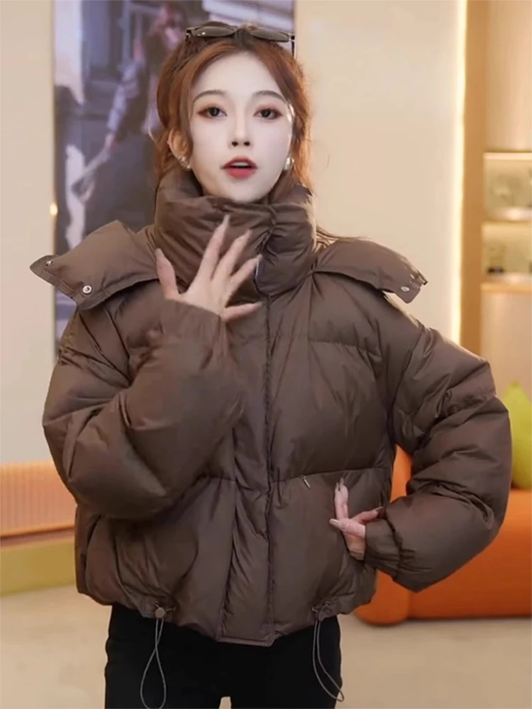 Short Puffer Jacket Women's Cotton Coat Winter Fashion Bread Style Korean Version Loose Fit Long Sleeve Zipper Closure Hat
Short Puffer Jacket Women's Cotton Coat Winter Fashion Bread Style Korean Version Loose Fit Long Sleeve Zipper Closure Hat