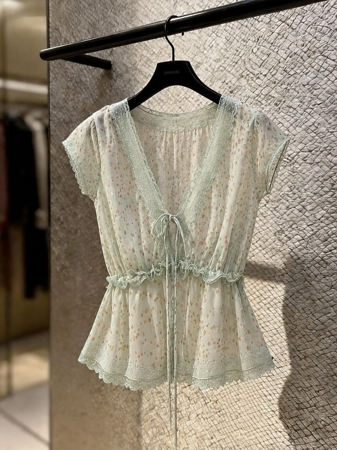 Elegant Lace Splice V-Neck Shirt Women's Fashionable Top Korean Style Commute Straight Cut Short Sleeve Silk Blend Summer
Elegant Lace Splice V-Neck Shirt Women's Fashionable Top Korean Style Commute Straight Cut Short Sleeve Silk Blend Summer