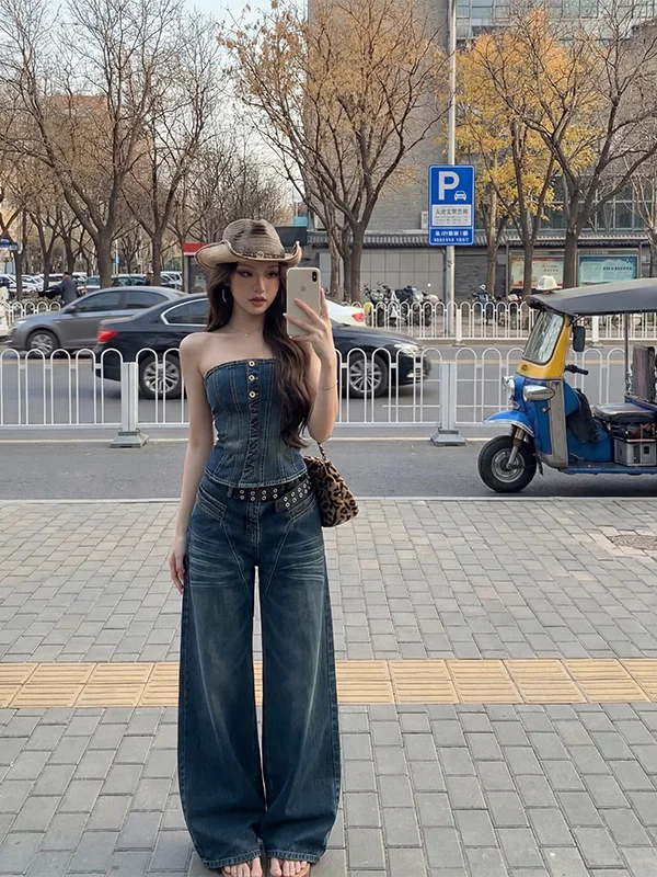 Western Cowboy Style One-Shoulder Vest High Waist Wide Leg Pants Two-Piece Set Slimming Sexy Vintage Denim Fashion Ensemble
Western Cowboy Style One-Shoulder Vest High Waist Wide Leg Pants Two-Piece Set Slimming Sexy Vintage Denim Fashion Ensemble