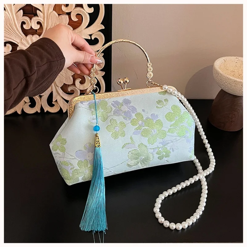 Chinese Style Embroidered Shoulder Bag Elegant Handbag Retro Small Square Bag Wedding Party Luxury Designer Women Evening Clutch
Chinese Style Embroidered Shoulder Bag Elegant Handbag Retro Small Square Bag Wedding Party Luxury Designer Women Evening Clutch