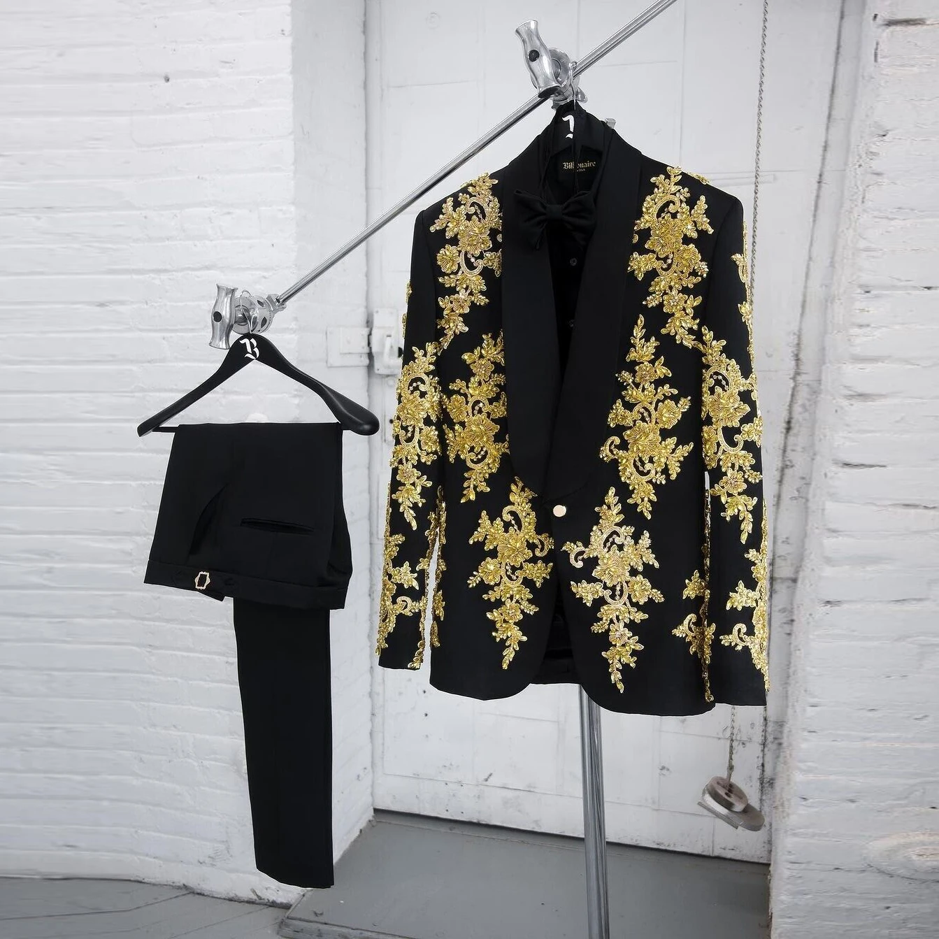 Luxury Beaded Appliques Wedding Suits For Men 2 Pieces Groom Tuxedos Custom Made Single Breasted Prom Blazer Terno Masculinos
Luxury Beaded Appliques Wedding Suits For Men 2 Pieces Groom Tuxedos Custom Made Single Breasted Prom Blazer Terno Masculinos