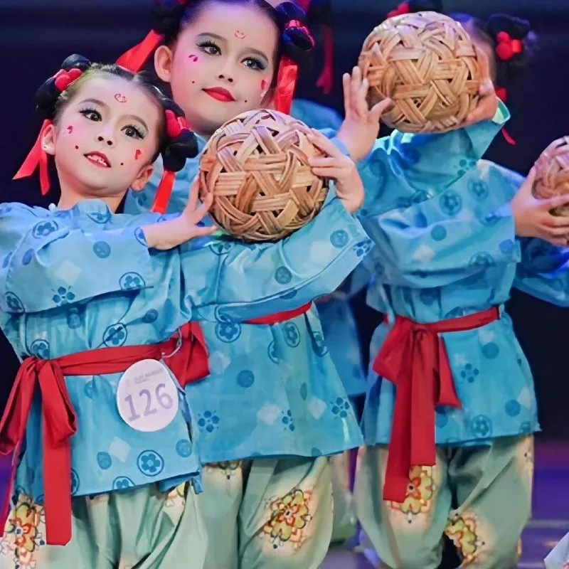 Boys and girls' cuju music, classical dance, ancient style round neck robe, children's Tang costume costume performance costume
Boys and girls' cuju music, classical dance, ancient style round neck robe, children's Tang costume costume performance costume