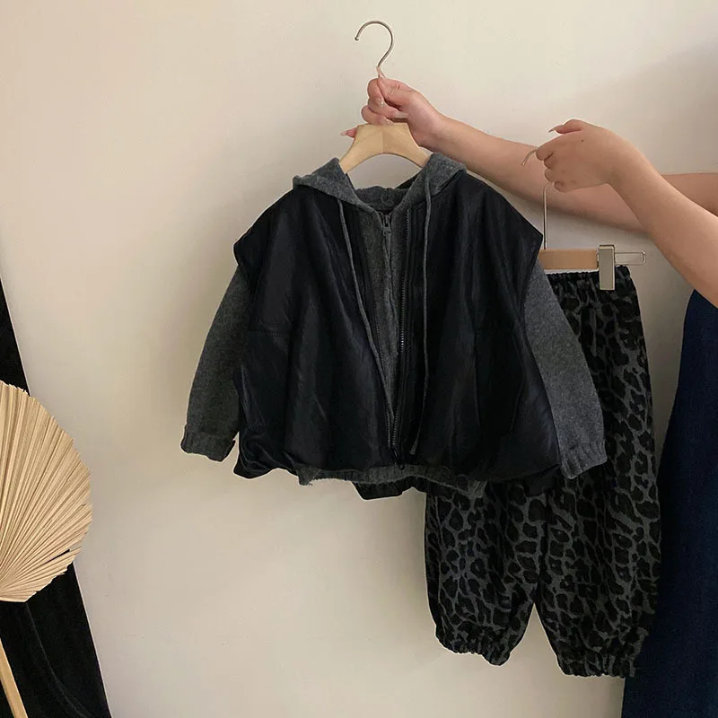 Girls Autumn 2025 New Cardigan Jacket Hooded Sweatshirt Solid Color Fashion Vest Leopard Print Casual Pants Three Piece Set
Girls Autumn 2025 New Cardigan Jacket Hooded Sweatshirt Solid Color Fashion Vest Leopard Print Casual Pants Three Piece Set