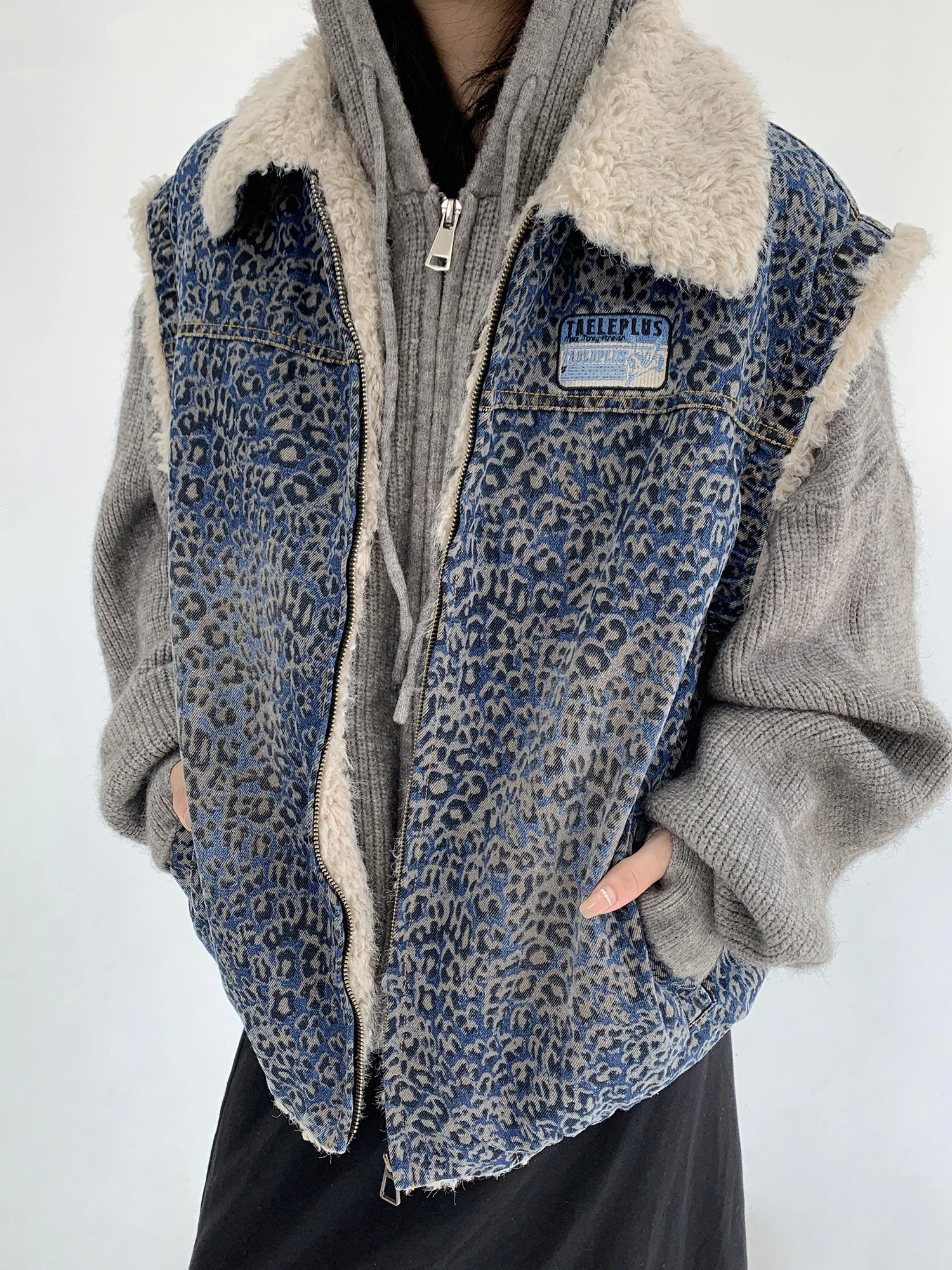 Thiened Warmth Lamb Fur American Sle Vintage Denim Cotton Vest Women Loose Feeling Svel Outerwear Trendy
Thiened Warmth Lamb Fur American Sle Vintage Denim Cotton Vest Women Loose Feeling Svel Outerwear Trendy