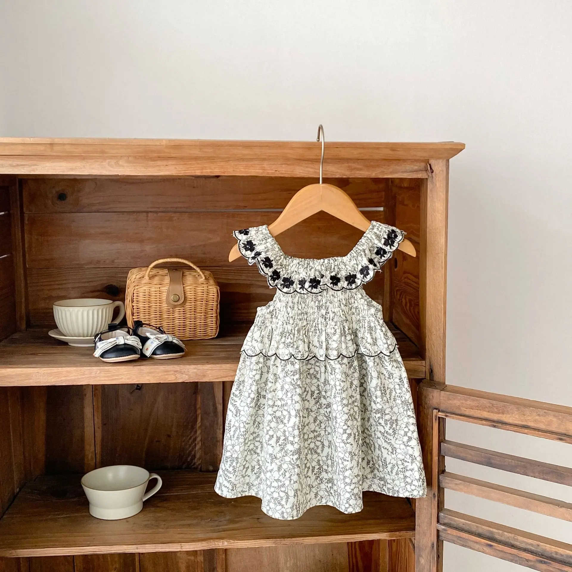 Summer new 0-3 year old baby clothing, fashionable baby girl dress, black and white floral countryside style dress
Summer new 0-3 year old baby clothing, fashionable baby girl dress, black and white floral countryside style dress