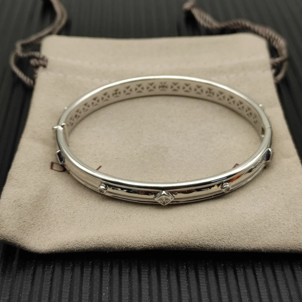 2025 New Christmas Bangle, High Quality 8mm Renaissance Band Bracelet, Elegant Design, Suitable for Both Men and Women
2025 New Christmas Bangle, High Quality 8mm Renaissance Band Bracelet, Elegant Design, Suitable for Both Men and Women