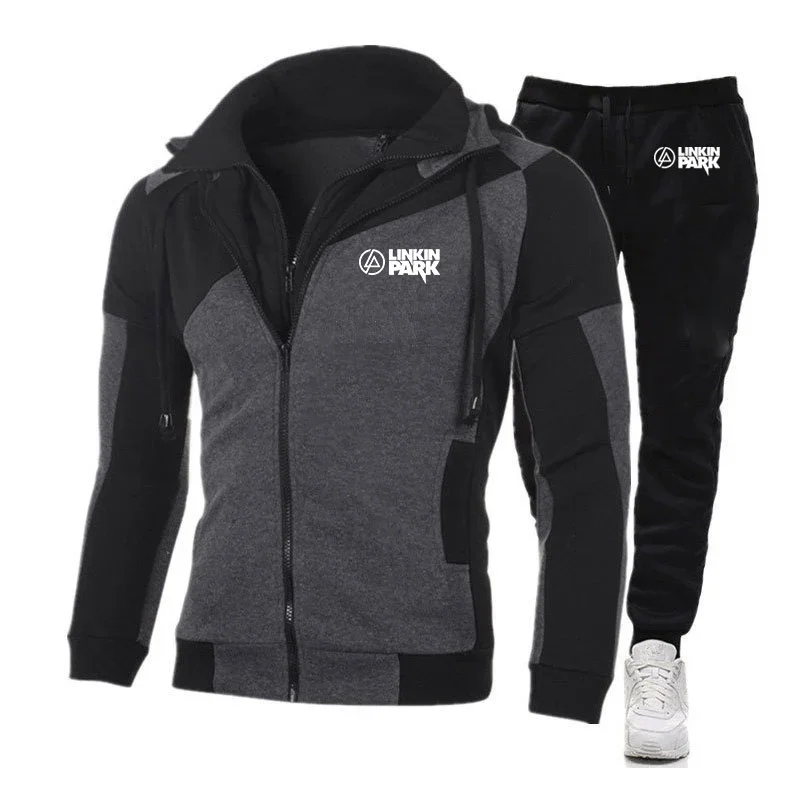 In the autumn of 2025, men's collection features a printed patchwork hoodie, solid-color sweatpants, a pullover and a hood
In the autumn of 2025, men's collection features a printed patchwork hoodie, solid-color sweatpants, a pullover and a hood