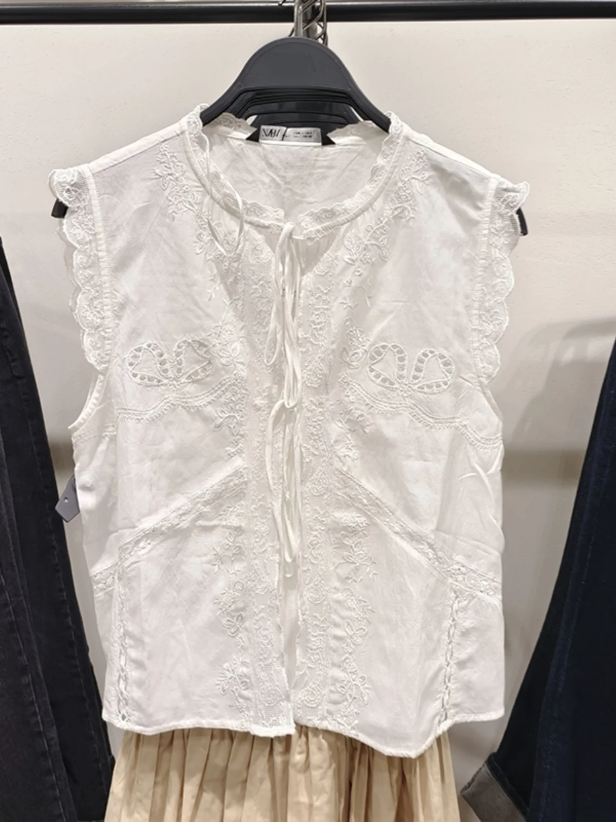 Fashionable Women's Sleeveless Knot Embroidered Top Spring New Arrival Loose Fit round Neck Regular Length Shirt
Fashionable Women's Sleeveless Knot Embroidered Top Spring New Arrival Loose Fit round Neck Regular Length Shirt
