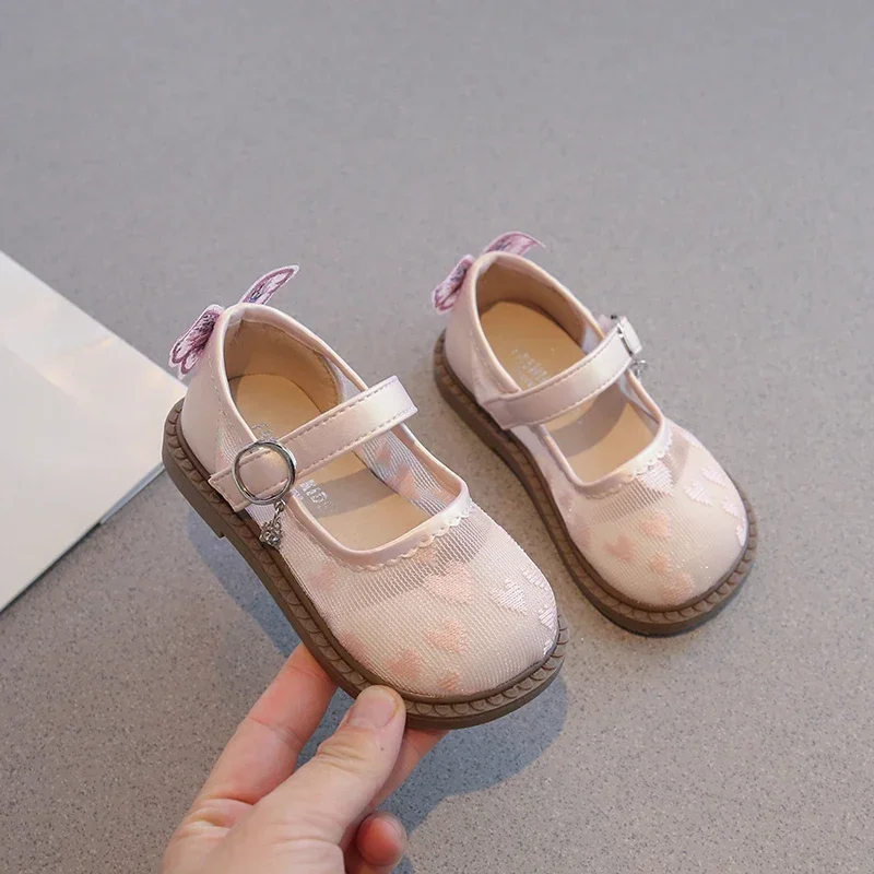 Детская кожаная обувь, новые сетчатые туфли принцессы с сердечками для маленьких девочек, свадебная вечеринка, детская модная повседневная обувь на плоской подошве с вышивкой бабочкой
Детская кожаная обувь, новые сетчатые туфли принцессы с сердечками для маленьких девочек, свадебная вечеринка, детская модная повседневная обувь на плоской подошве с вышивкой бабочкой