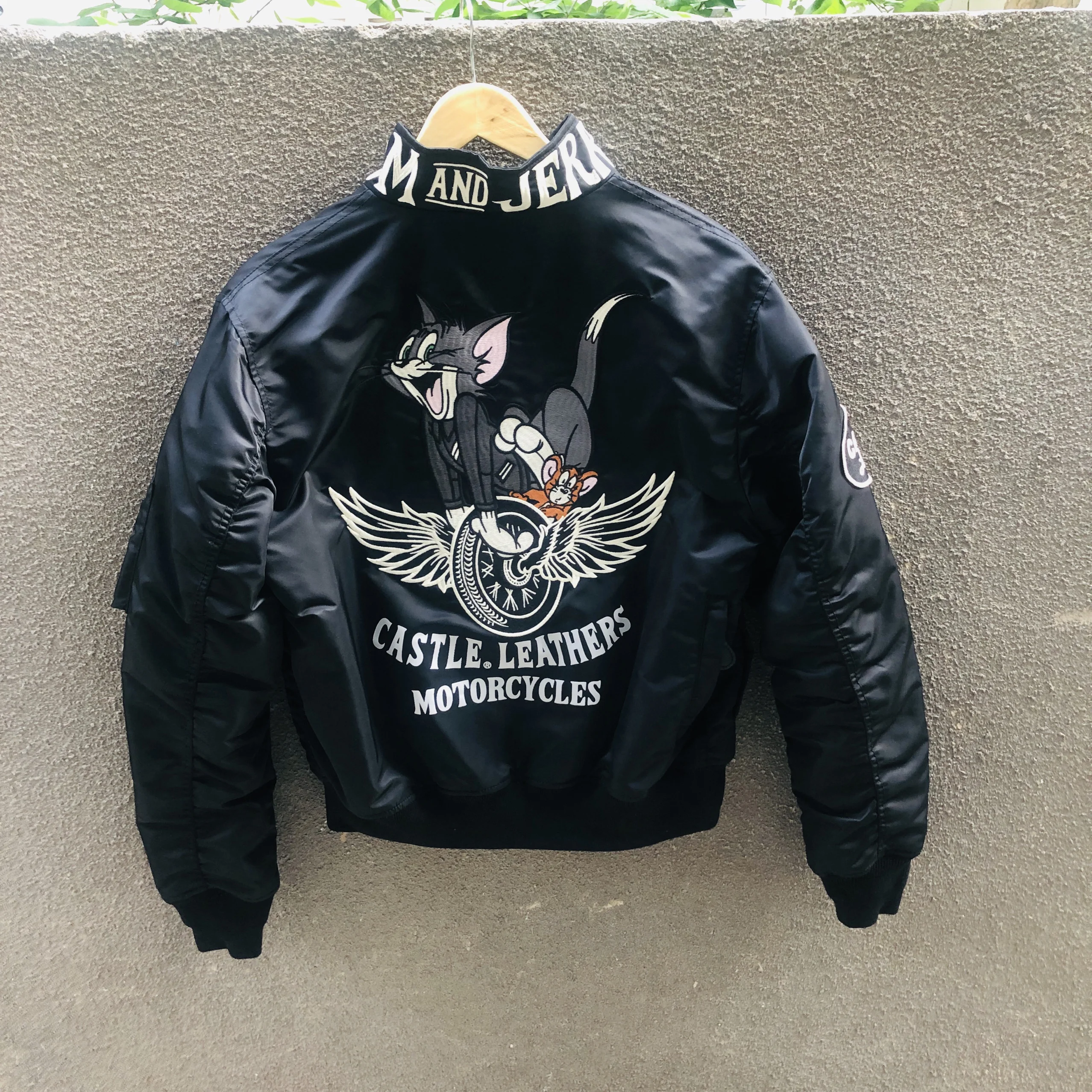 Ретро вышитый летный тюжет, хлопковый мотоциклетный тюжет с воротником-стойкой, откидным воротником и узором мыши, молодежная повседневная одежда
Ретро вышитый летный тюжет, хлопковый мотоциклетный тюжет с воротником-стойкой, откидным воротником и узором мыши, молодежная повседневная одежда