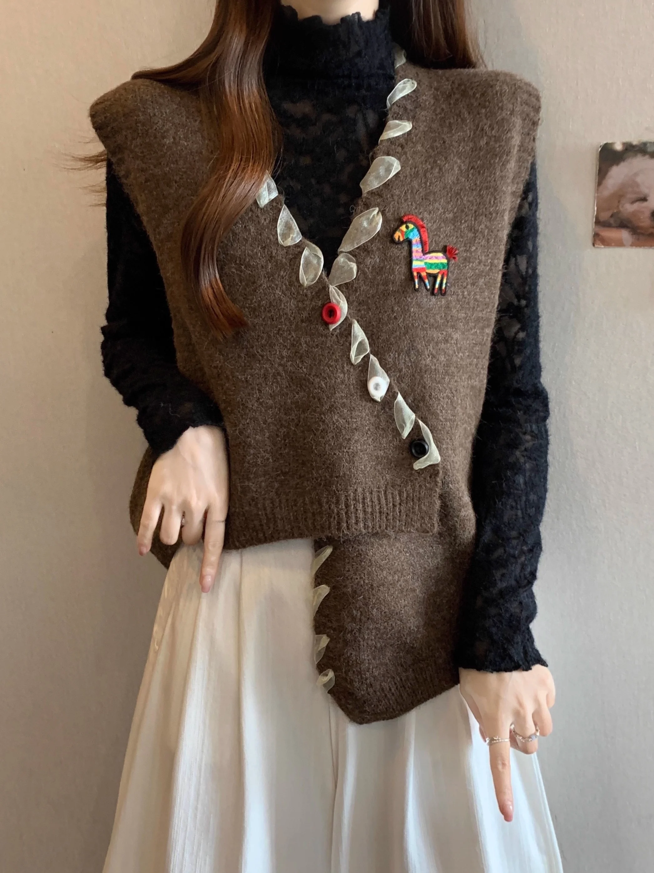 Caramel V-neck Knitted Vest Women's plus Size Autumn Winter Irregular Sleeveless Top Trendy Commute Style Pure Color
Caramel V-neck Knitted Vest Women's plus Size Autumn Winter Irregular Sleeveless Top Trendy Commute Style Pure Color