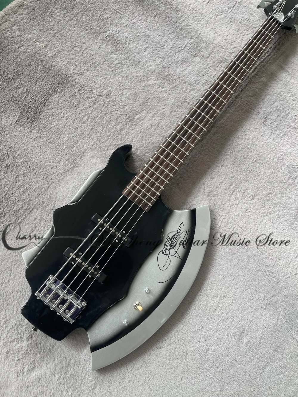 5 strings black bass, axe-shaped silver bass, bridge, solid wood body with rosewood fretboard, chrome hardware
5 strings black bass, axe-shaped silver bass, bridge, solid wood body with rosewood fretboard, chrome hardware