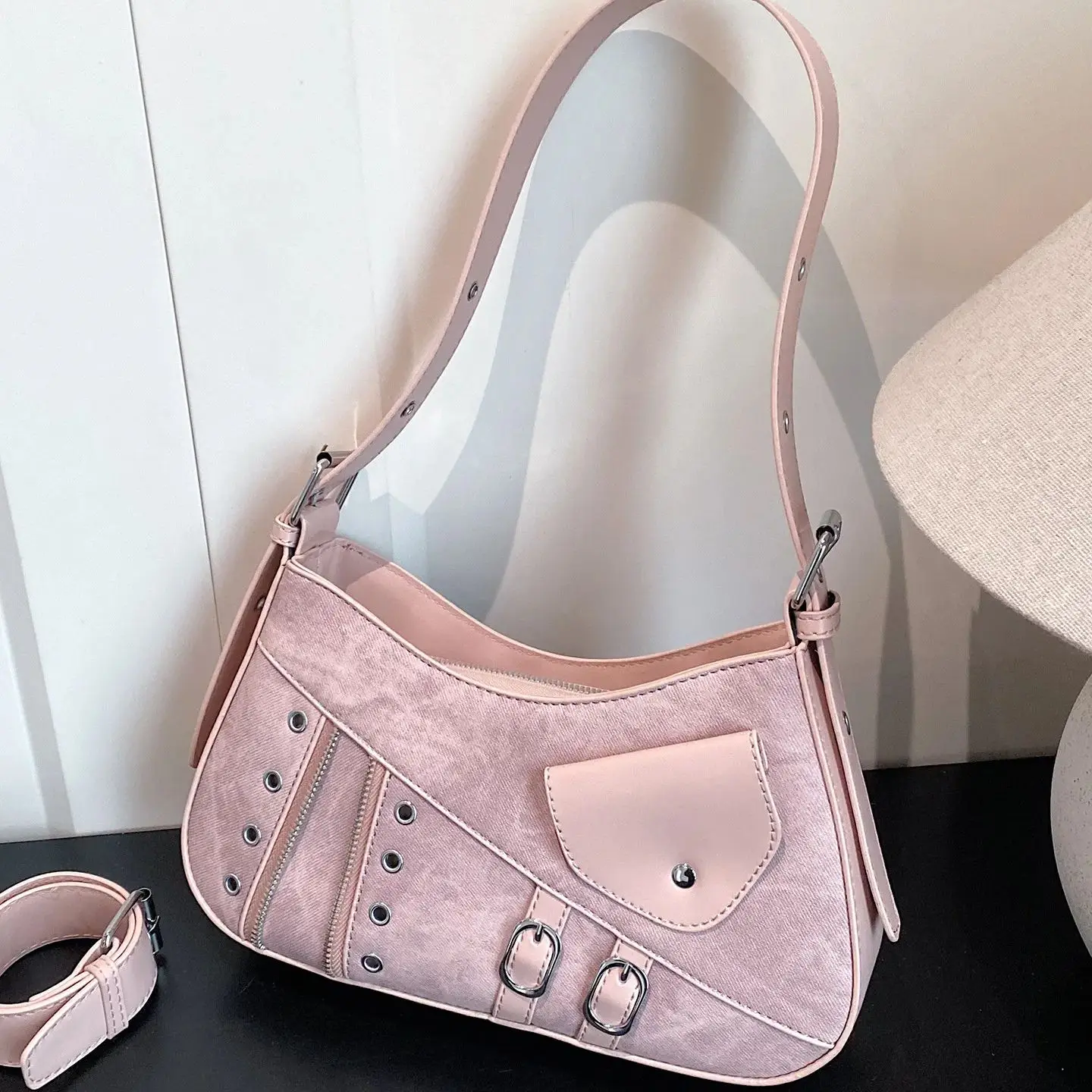 Motorcycle Style Women's Armpit Bag 2026 New Spring High-End Retro Versatile Shoulder Bag Korean Style Commuter Crossbody Bag
Motorcycle Style Women's Armpit Bag 2026 New Spring High-End Retro Versatile Shoulder Bag Korean Style Commuter Crossbody Bag