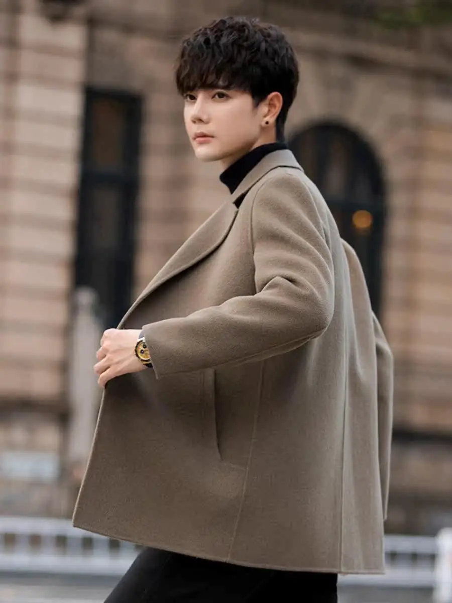 Мужская элегантная удлиненная куртка из шерстяной смеси, модная повседневная модель с длинными рукавами, на пуговицах, с отложным воротником, осень-зима
Мужская элегантная удлиненная куртка из шерстяной смеси, модная повседневная модель с длинными рукавами, на пуговицах, с отложным воротником, осень-зима