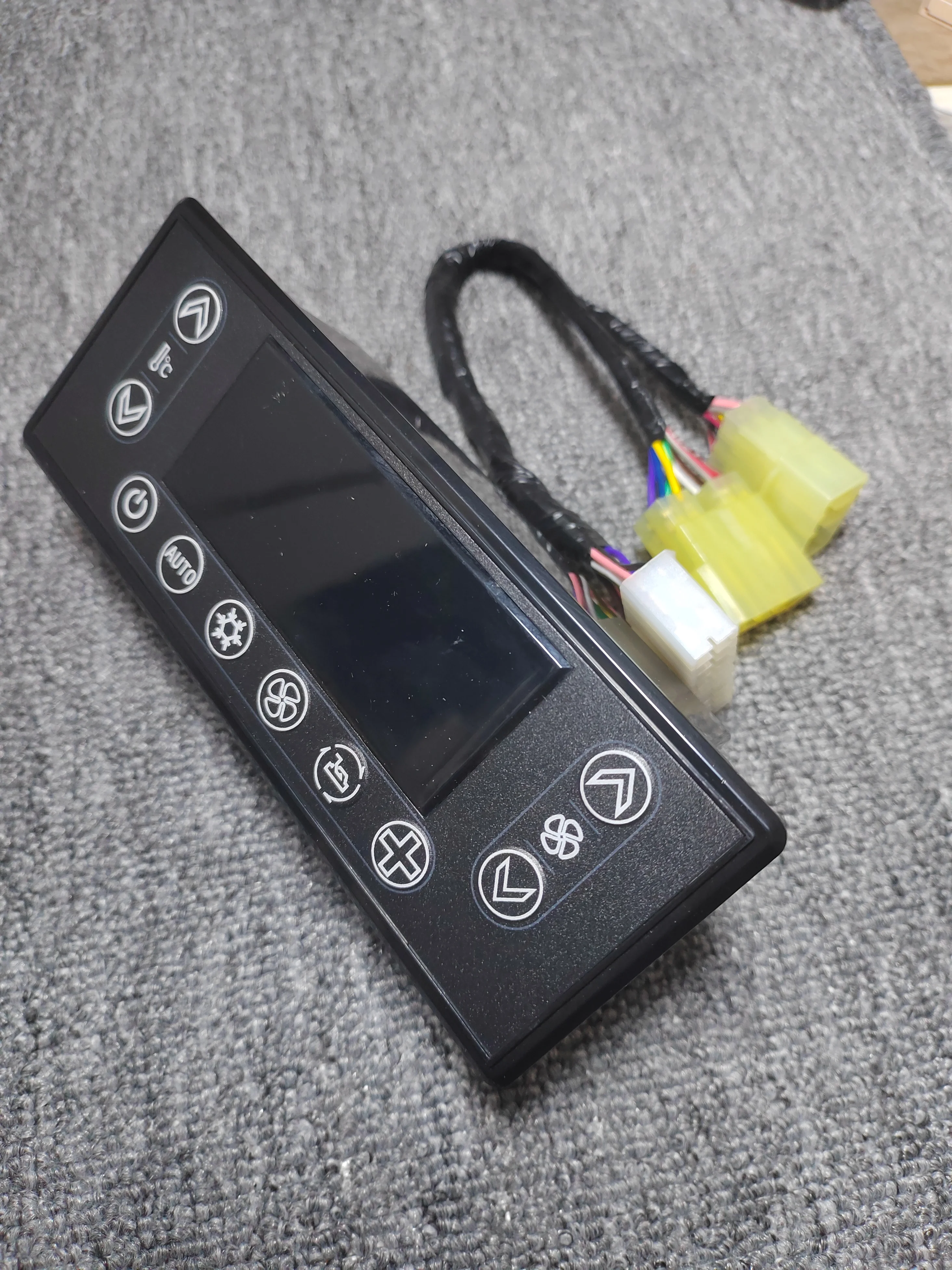 FOR Yutong Bus 8112-00381 Air Conditioning Panel Manipulator Switch Control Panel KFD28K-074E/074E1
FOR Yutong Bus 8112-00381 Air Conditioning Panel Manipulator Switch Control Panel KFD28K-074E/074E1