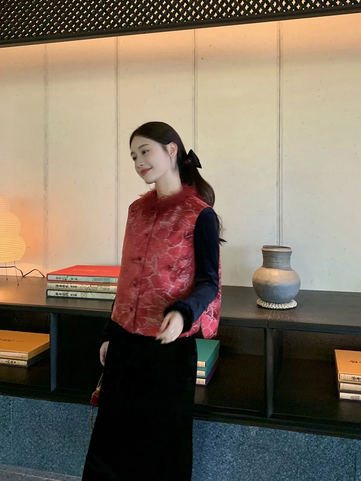 Шелковый бархатный комплект из двух предметов: стеганый жилет с меховым воротником, круглый вырез, застежка на пуговицах, прямой крой, зимний, женский, модный, HiMei Song
Шелковый бархатный комплект из двух предметов: стеганый жилет с меховым воротником, круглый вырез, застежка на пуговицах, прямой крой, зимний, женский, модный, HiMei Song