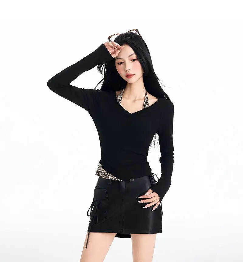 Women's 2025 Autumn Fashion Black V Neck Long Sleeve T-Shirt Leopard Patchwork Slim Fake Two Piece Harajuku Sexy Casual Crop Top
Women's 2025 Autumn Fashion Black V Neck Long Sleeve T-Shirt Leopard Patchwork Slim Fake Two Piece Harajuku Sexy Casual Crop Top