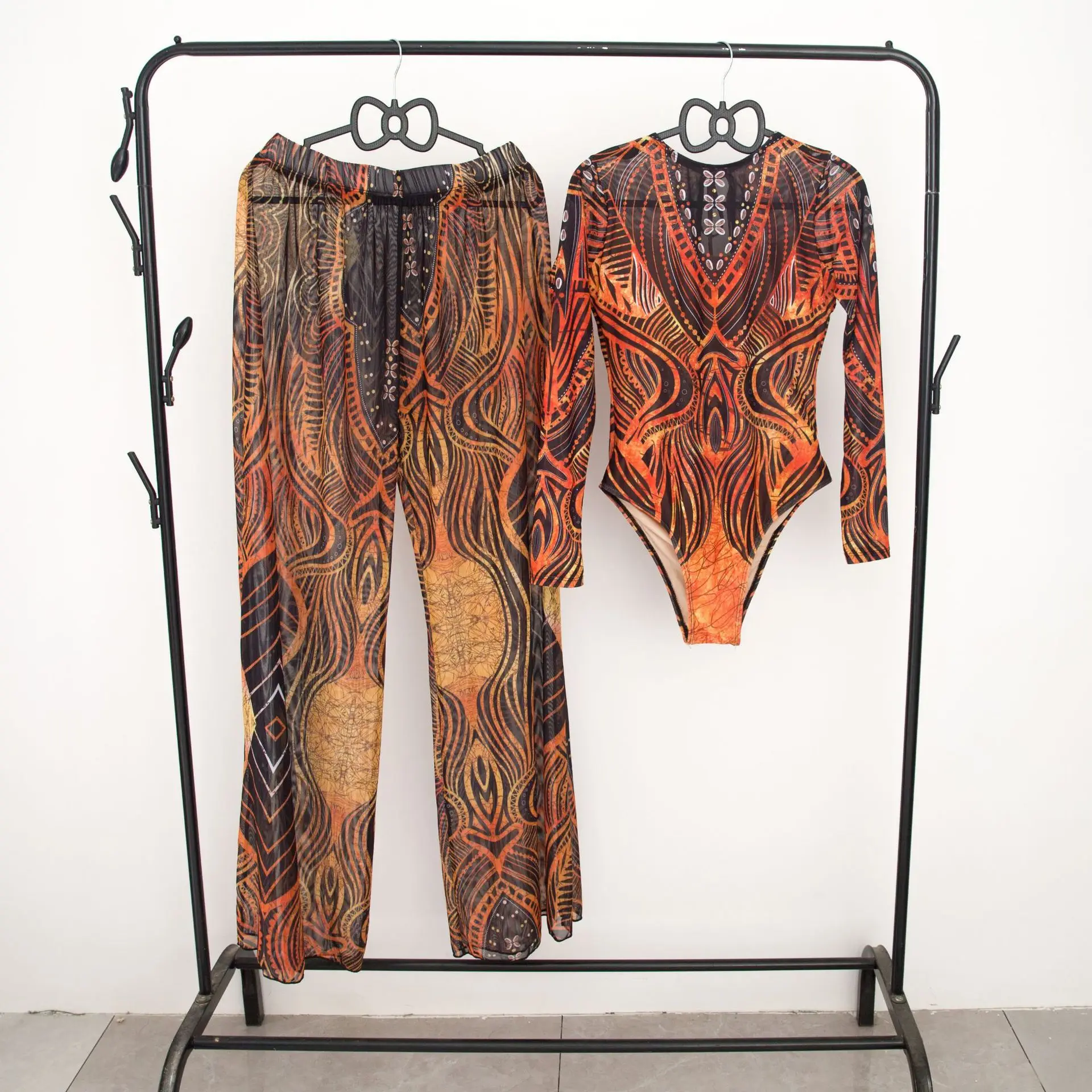 Цельный женский купальник с принтом 2025 года, комплект из двух предметов в русском стиле с длинными брюками, пляжный солнцезащитный костюм Купальник 
Цельный женский купальник с принтом 2025 года, комплект из двух предметов в русском стиле с длинными брюками, пляжный солнцезащитный костюм Купальник