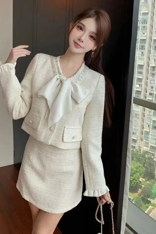 2025 Spring New French Style Tweed Bow Jacket and High Waist Skirt Set for Women Elegant Slim Fit Chic Two Piece Outfit Fashion
2025 Spring New French Style Tweed Bow Jacket and High Waist Skirt Set for Women Elegant Slim Fit Chic Two Piece Outfit Fashion