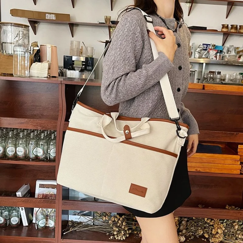 Шикарная элегантная новинка 2025 года, женская роскошная брендовая кожаная сумка известного дизайнера, элегантная, популярная, повседневная
Шикарная элегантная новинка 2025 года, женская роскошная брендовая кожаная сумка известного дизайнера, элегантная, популярная, повседневная 