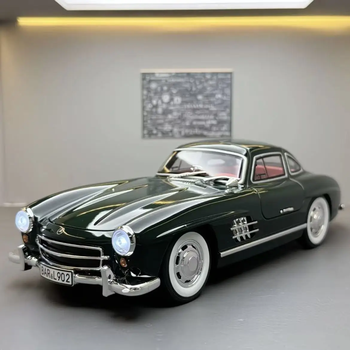 Масштабная модель автомобиля 300SL (1:24) в ретро-стиле, литая из сплава, с имитацией крыльев-«гull wing» и открывающимися дверями, спортивный автомобиль для домашнего декора и коллекционирования
Масштабная модель автомобиля 300SL (1:24) в ретро-стиле, литая из сплава, с имитацией крыльев-«гull wing» и открывающимися дверями, спортивный автомобиль для домашнего декора и коллекционирования
