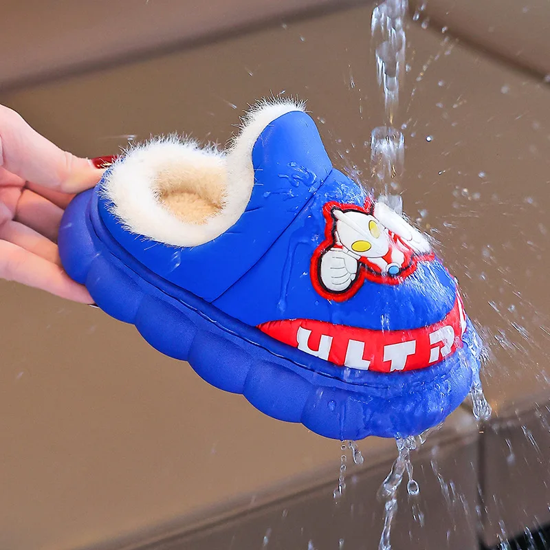 Новые зимние плюшевые тапочки в лаконичную полоску, детская нескользящая мягкая подошва, теплая домашняя хлопковая обувь на каблуке для мальчиков и девочек
Новые зимние плюшевые тапочки в лаконичную полоску, детская нескользящая мягкая подошва, теплая домашняя хлопковая обувь на каблуке для мальчиков и девочек