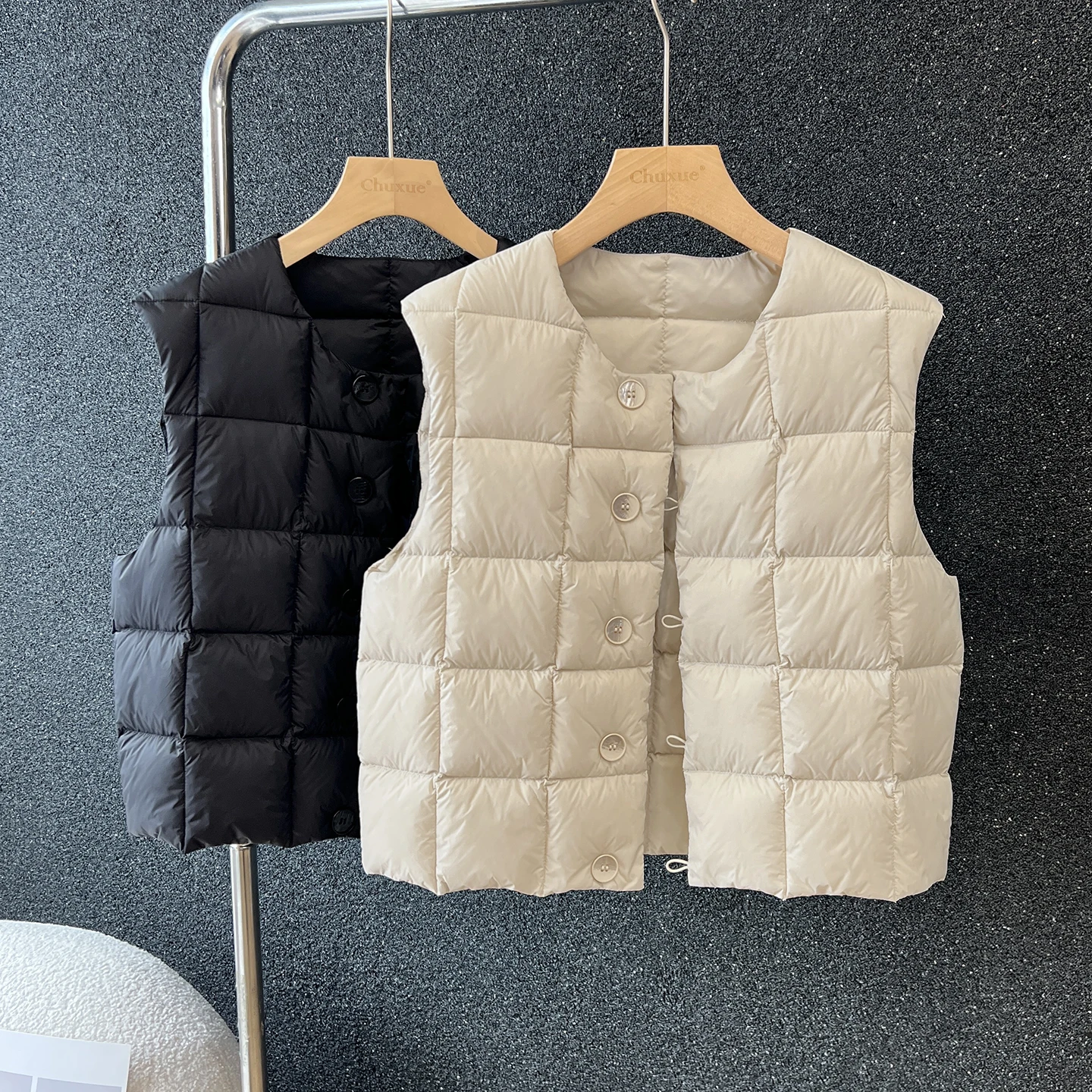 Теплый женский пуховый жилет с круглым вырезом, модный, приталенный, из нейлоновой ткани, с пуховым наполнителем, выше колена.
Теплый женский пуховый жилет с круглым вырезом, модный, приталенный, из нейлоновой ткани, с пуховым наполнителем, выше колена.