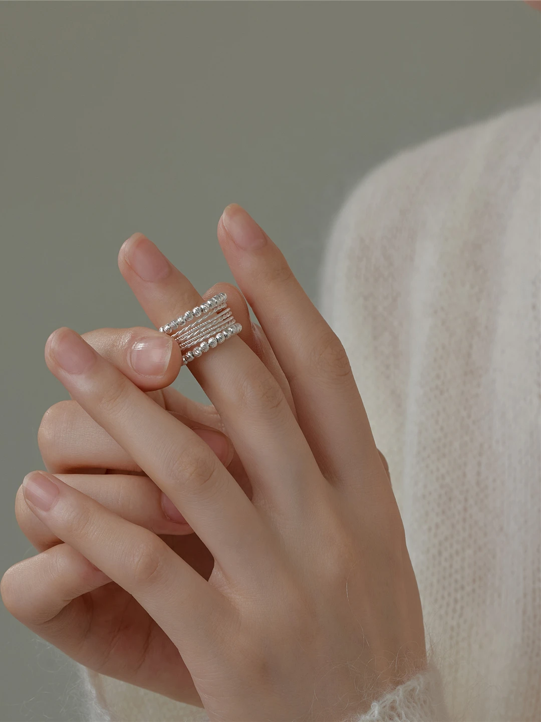 Artistic Vintage Silver Thread Ring S925 Pure Silver Floral Bead Personality Ring Fashionable Jewelry for Women
Artistic Vintage Silver Thread Ring S925 Pure Silver Floral Bead Personality Ring Fashionable Jewelry for Women