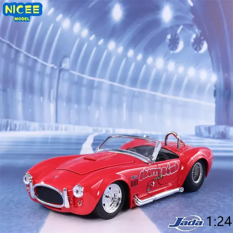Литая металлическая модель автомобиля Shelby Cobra 1965 S/C 1:24 427, игрушечный автомобиль из сплава для детей, поделки, коллекция украшений J209
Литая металлическая модель автомобиля Shelby Cobra 1965 S/C 1:24 427, игрушечный автомобиль из сплава для детей, поделки, коллекция украшений J209