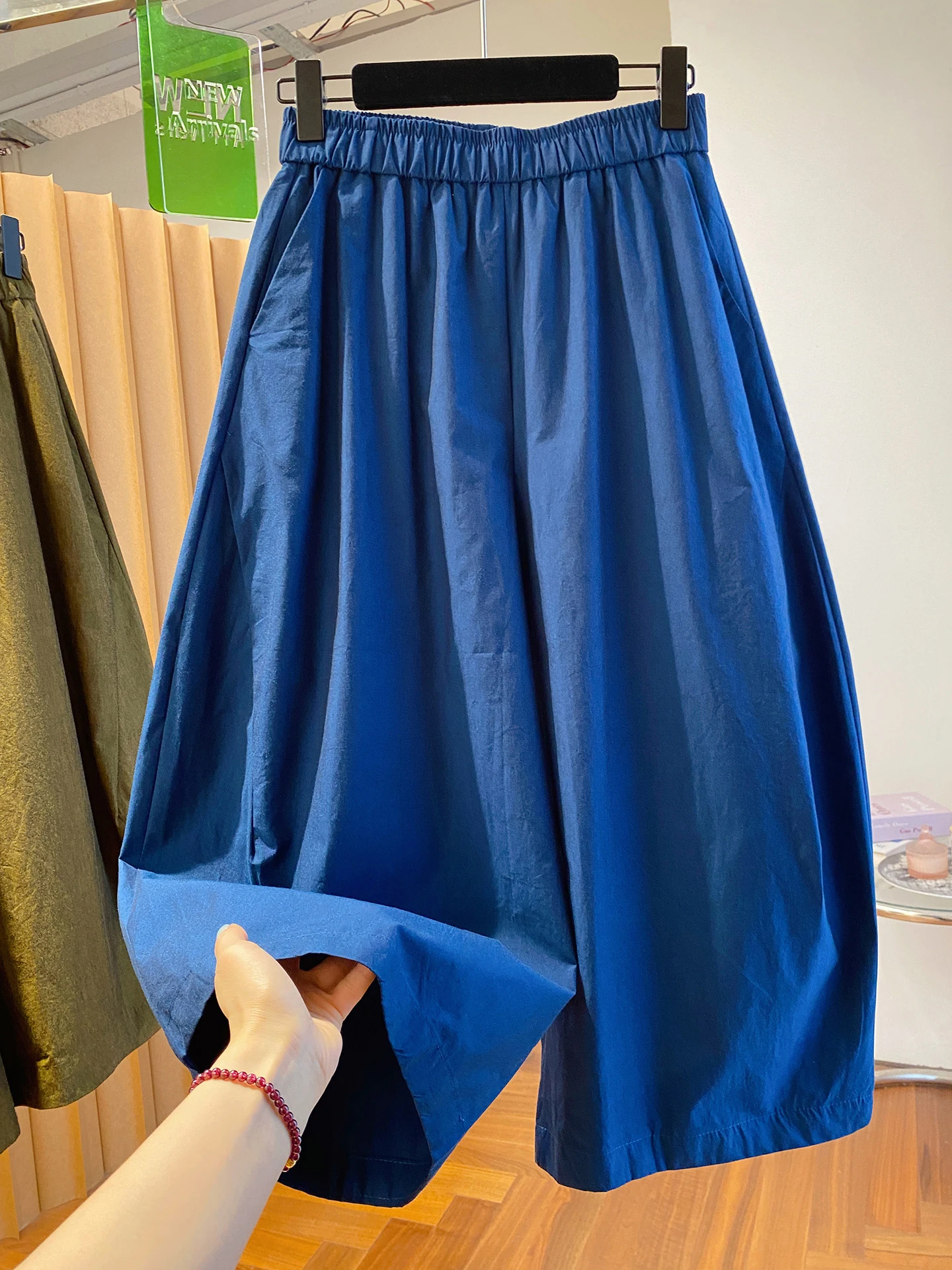 plus Size Women's Casual Wide Leg Pants Loose Fit Summer Workwear Trousers Elastic Waist Eighteen Inches Long Polyester Fiber
plus Size Women's Casual Wide Leg Pants Loose Fit Summer Workwear Trousers Elastic Waist Eighteen Inches Long Polyester Fiber