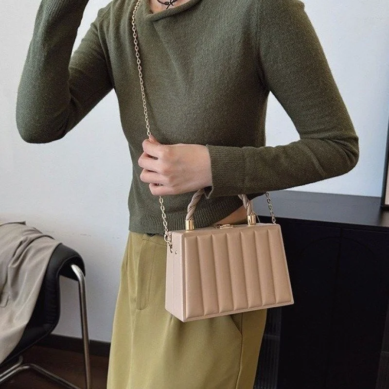 Женская большая сумка из кожи премиум-класса с парижским стилем и элитным элегантным повседневным образцом
Женская большая сумка из кожи премиум-класса с парижским стилем и элитным элегантным повседневным образцом 