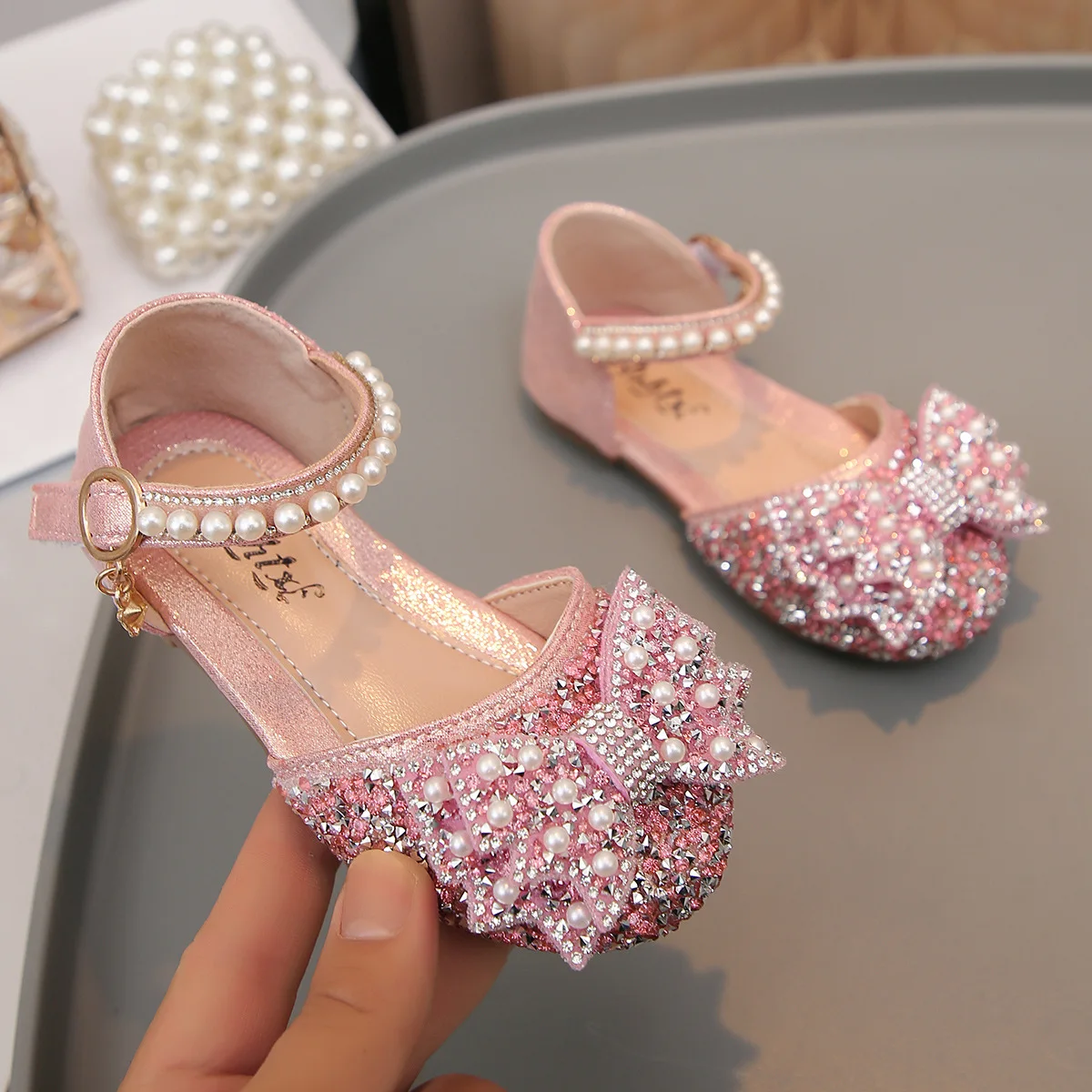 Kids Princess Sandals Colorful Diamond Pearl Bow Design Soft Sole Comfort Summer Lightweight Cute Durable Children's Shoes
Kids Princess Sandals Colorful Diamond Pearl Bow Design Soft Sole Comfort Summer Lightweight Cute Durable Children's Shoes