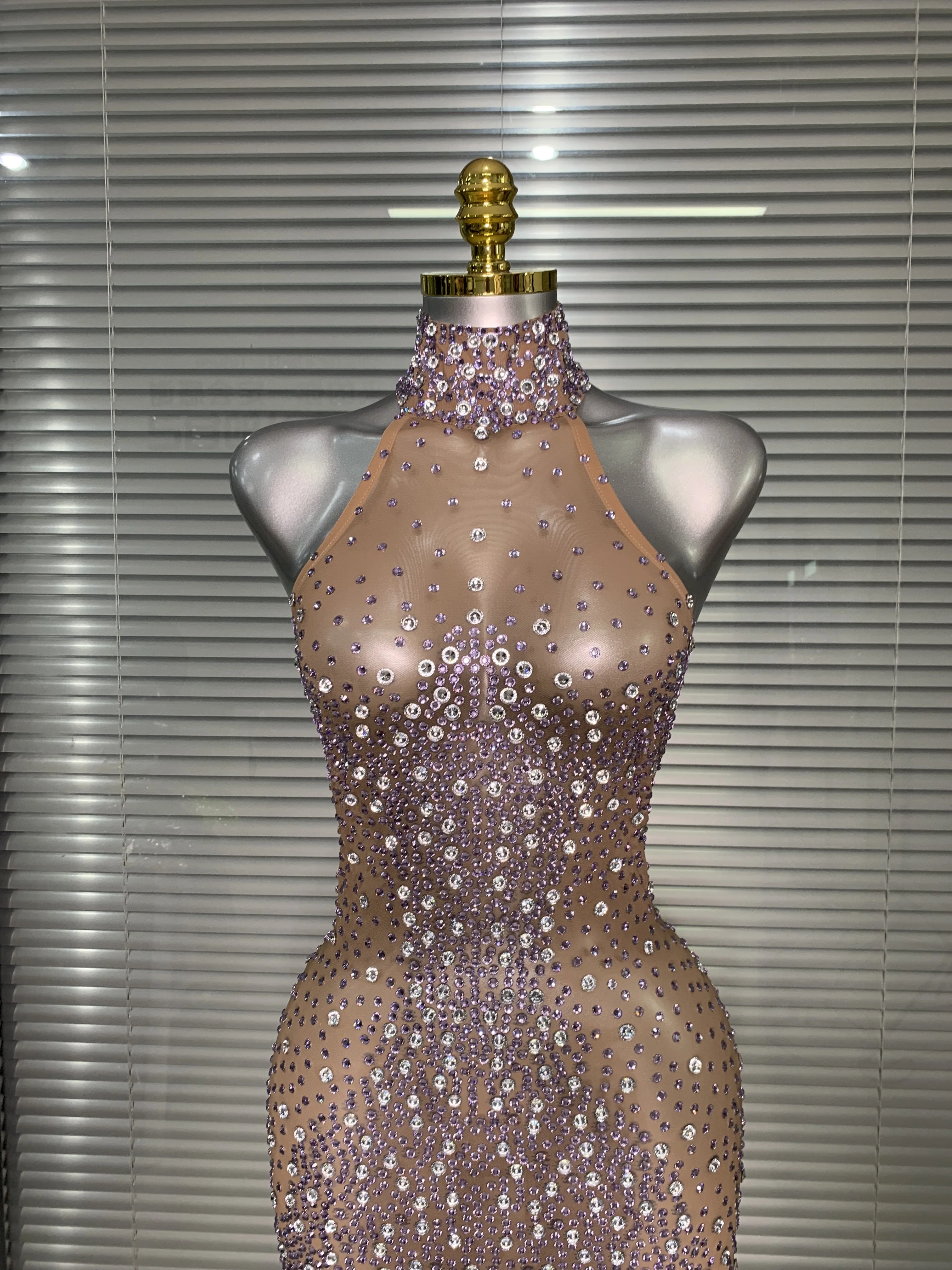 Women Sexy Mesh Crystal Diamonds Shinning Maxi Dress See Through Sheer Party Singer Stage Performance Costume
Women Sexy Mesh Crystal Diamonds Shinning Maxi Dress See Through Sheer Party Singer Stage Performance Costume