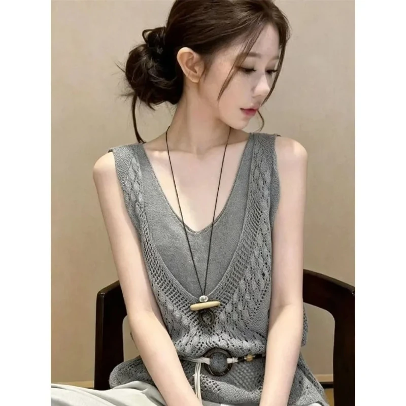 Gray Knitted V Neck Sleeveless Blouse Hollow Out Crochet Design Loose Fit Korean Style Summer Casual Top
Gray Knitted V Neck Sleeveless Blouse Hollow Out Crochet Design Loose Fit Korean Style Summer Casual Top
