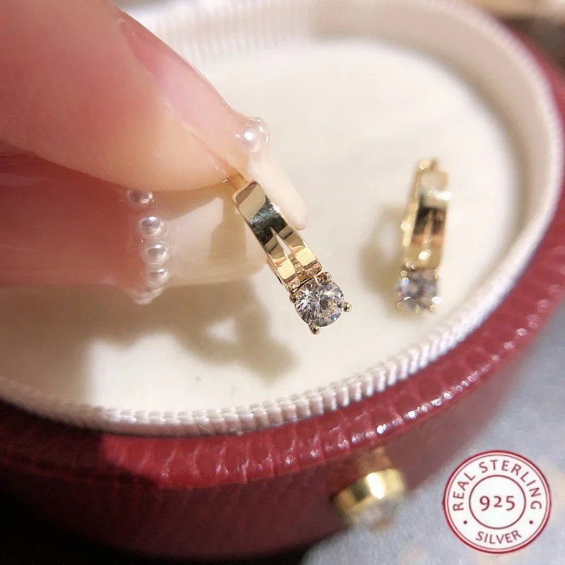 Серьги-кольца из настоящего серебра 925 пробы для женщин, с блестящими цирконами, минималистичные, для повседневной носки, ювелирные украшения, подарки.
Серьги-кольца из настоящего серебра 925 пробы для женщин, с блестящими цирконами, минималистичные, для повседневной носки, ювелирные украшения, подарки.