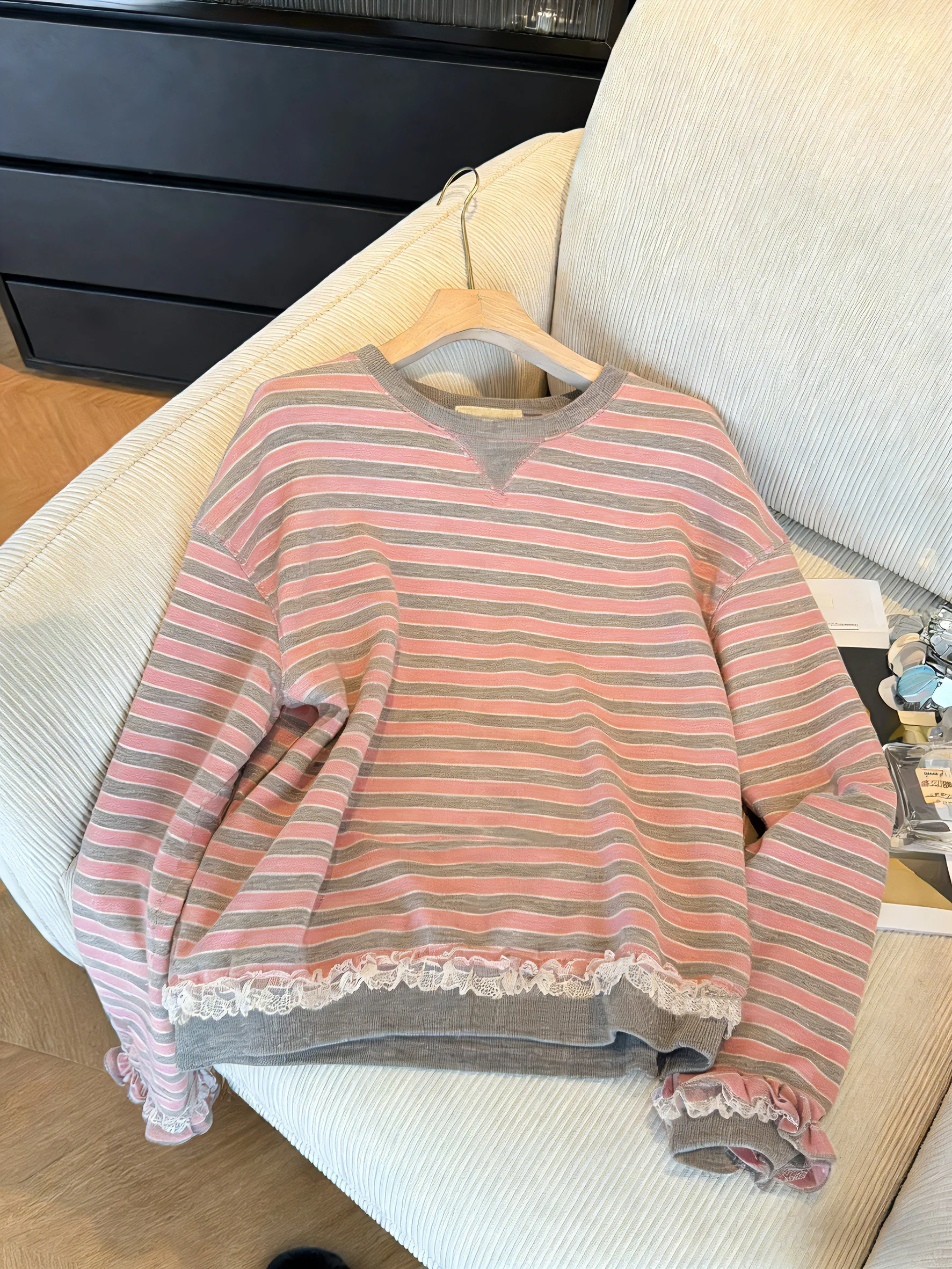 Свитшот оверсайз с тяжелой вышивкой, кружевной отделкой и полосатыми вставками, свободный крой, стройнящий силуэт, модный, для весны и осени, повседневная одежда
Свитшот оверсайз с тяжелой вышивкой, кружевной отделкой и полосатыми вставками, свободный крой, стройнящий силуэт, модный, для весны и осени, повседневная одежда