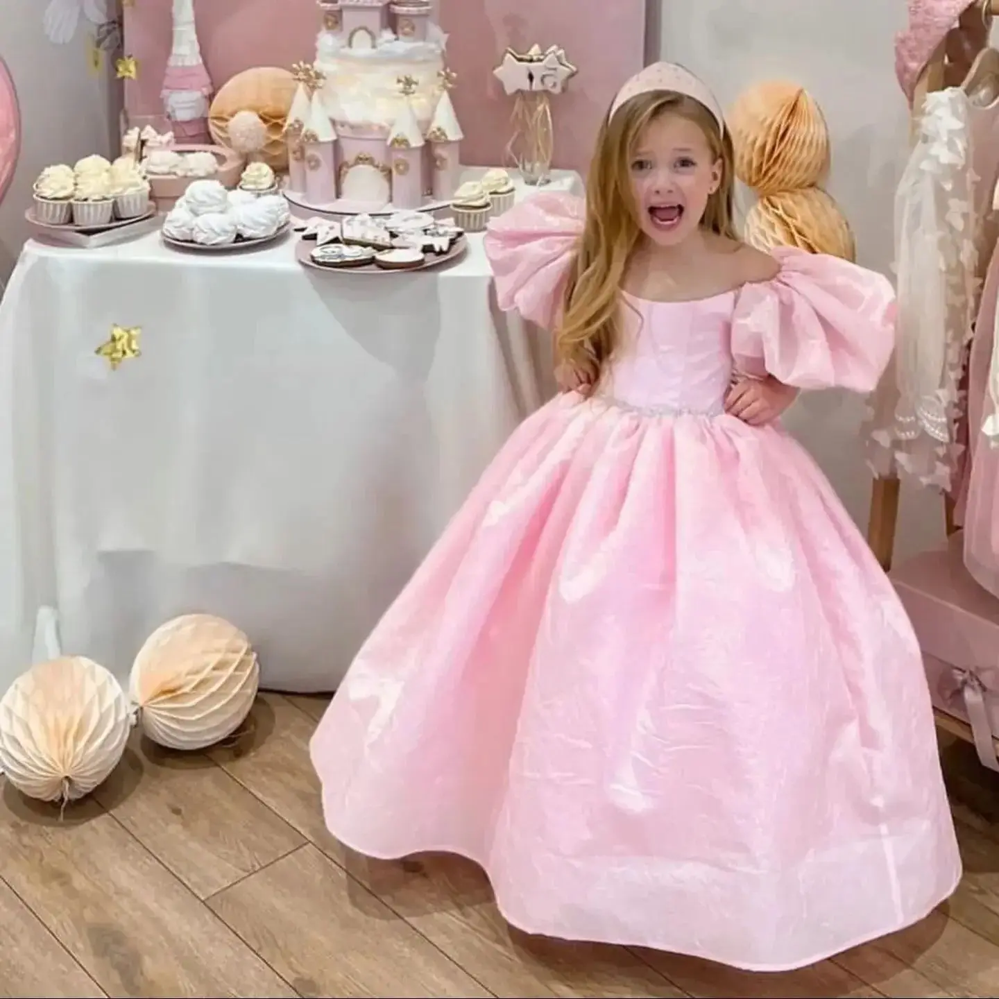 Princess Pink Flower Girls Dresses For Wedding Short Sleeve Floor Lenght Kids Birthday Party First Communion Gown Custom
Princess Pink Flower Girls Dresses For Wedding Short Sleeve Floor Lenght Kids Birthday Party First Communion Gown Custom