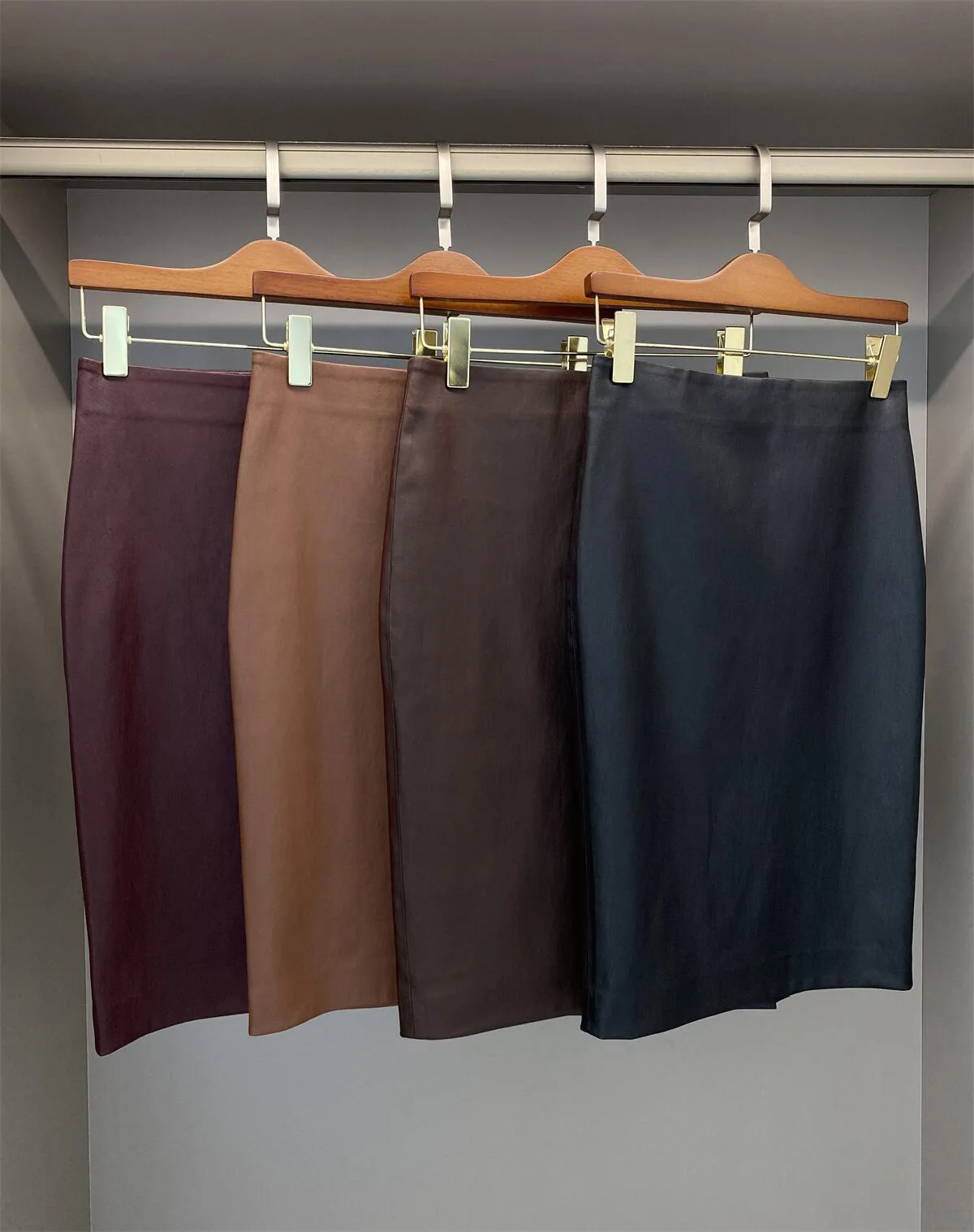 2023 Spring New High Waist Slim Fit Elastic Sheepskin Wrap with Split Hips and Knee Length Half Skirt Leather Skirt for Women
2023 Spring New High Waist Slim Fit Elastic Sheepskin Wrap with Split Hips and Knee Length Half Skirt Leather Skirt for Women