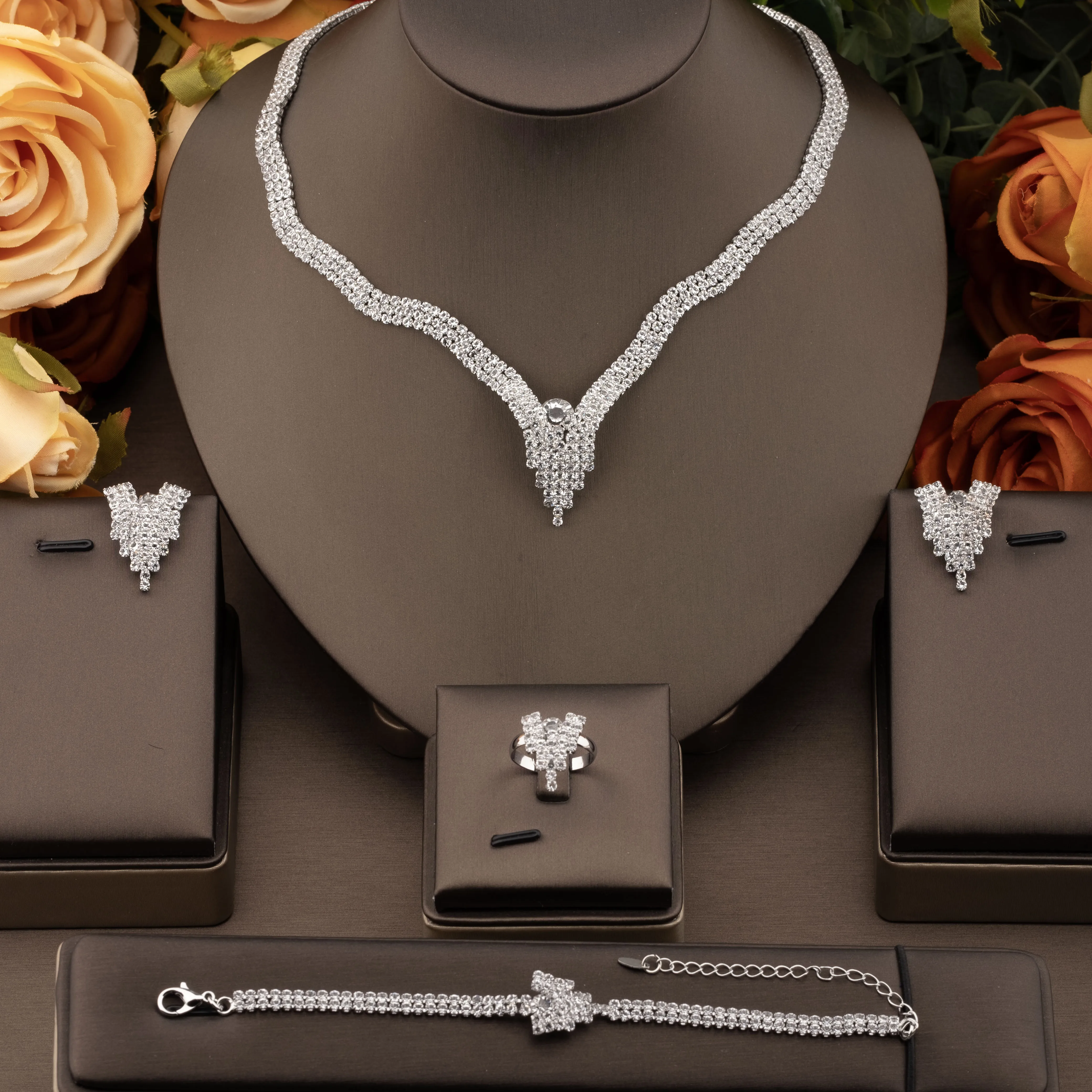 1 Set of Luxurious and Elegant Jewelry Set with Sparkling Cubic Zirconia and V-Neck Design, Suitable for Women to Wear at Weddings and Banquets. Gift Box Not Included
1 Set of Luxurious and Elegant Jewelry Set with Sparkling Cubic Zirconia and V-Neck Design, Suitable for Women to Wear at Weddings and Banquets. Gift Box Not Included