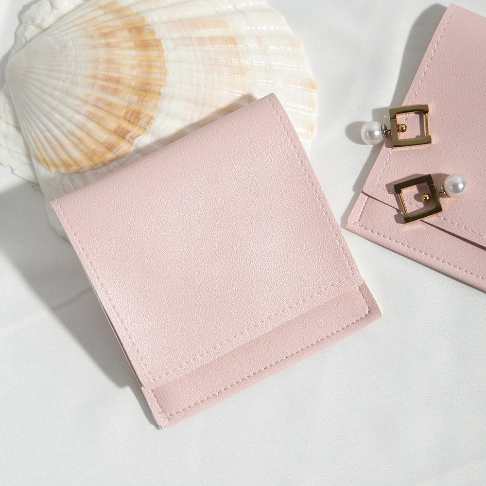 50pcs Lovely 8x8cm PU Leather Jewelry Packaging Pouches Wedding Christmas Wrapping Ring Small Envelope Gift Bags Travel Package
50pcs Lovely 8x8cm PU Leather Jewelry Packaging Pouches Wedding Christmas Wrapping Ring Small Envelope Gift Bags Travel Package