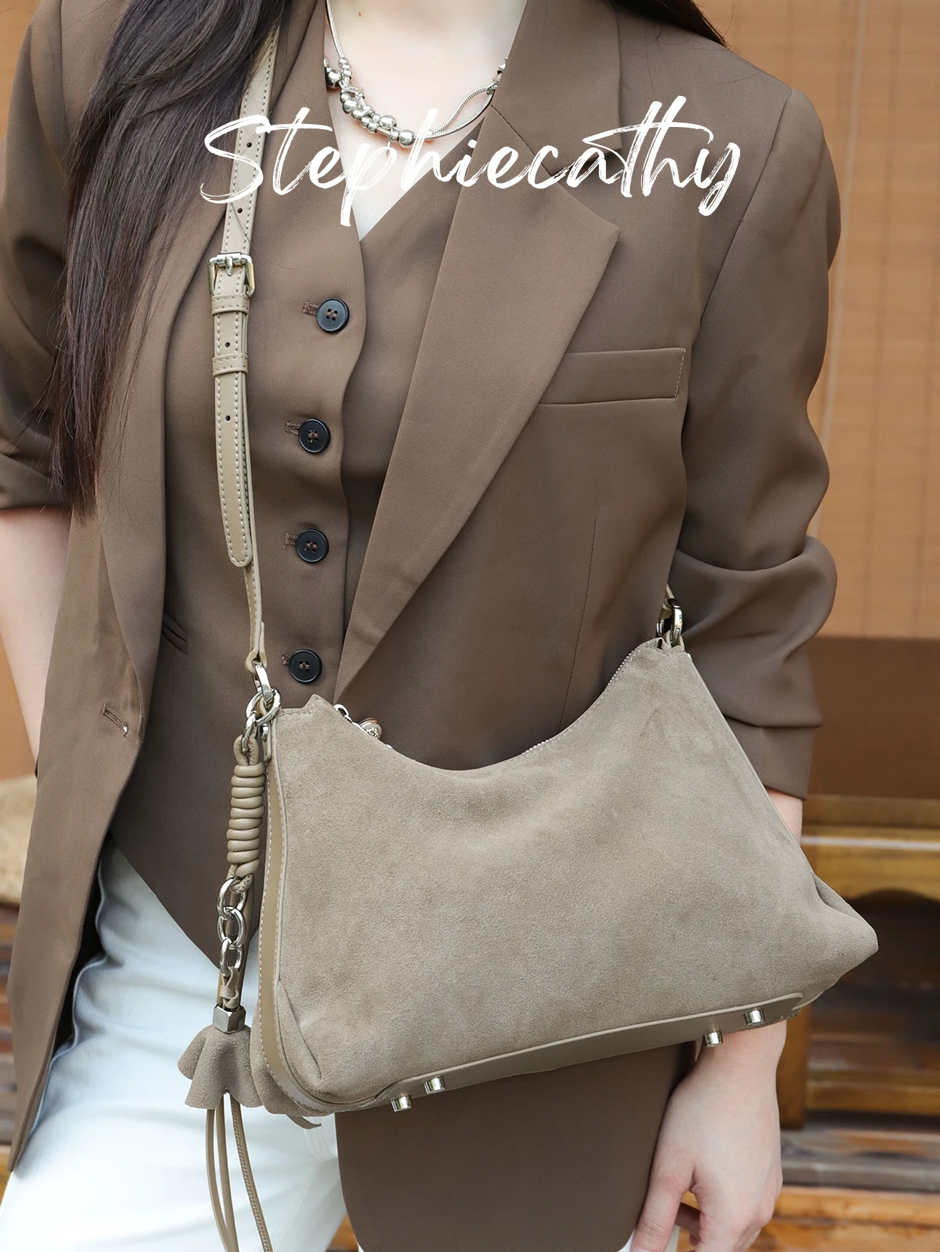 SC Женская модная замшевая сумка-бродяга из натуральной кожи с подвеской, регулируемая сумка через плечо с длинным ремешком, элегантная сумка для поездок на работу
SC Женская модная замшевая сумка-бродяга из натуральной кожи с подвеской, регулируемая сумка через плечо с длинным ремешком, элегантная сумка для поездок на работу