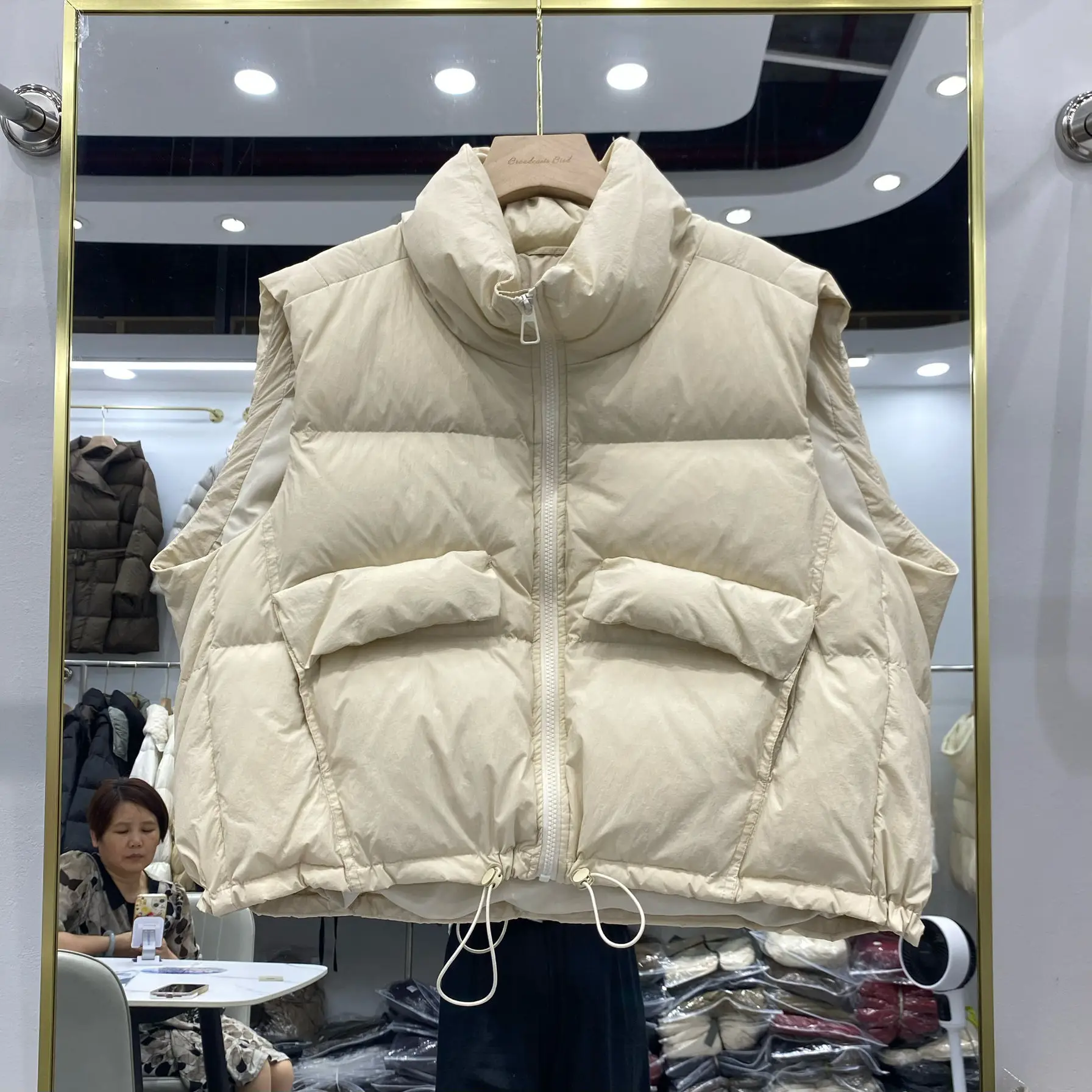 Autumn and Winter Fashion New Women's Down Vest Commuting Loose Stand Up Collar Short Vest 
Autumn and Winter Fashion New Women's Down Vest Commuting Loose Stand Up Collar Short Vest