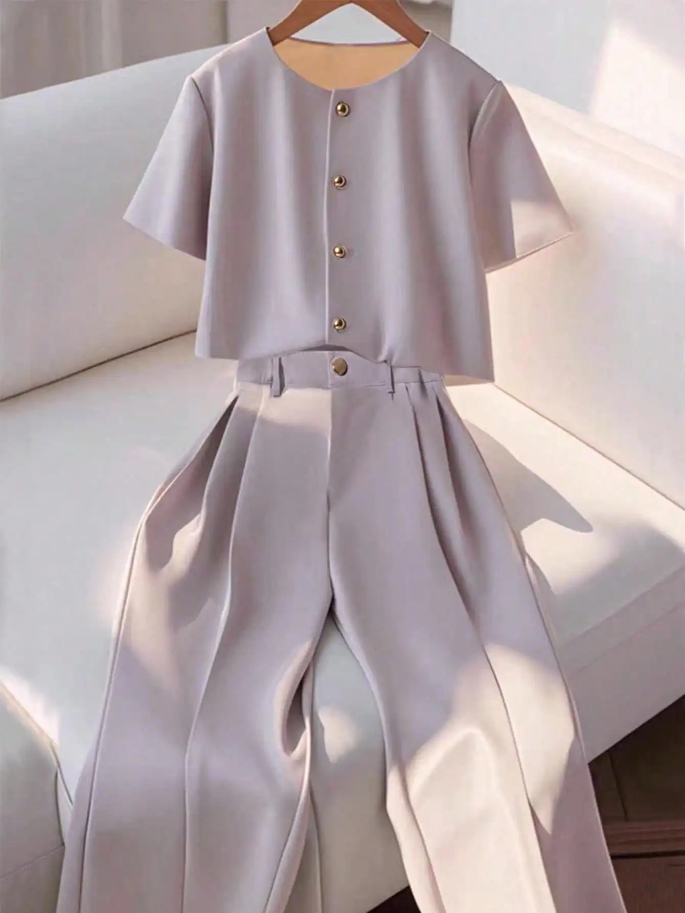 Комплект из 2 предметов: женский топ с круглым вырезом и короткими рукавами и брюки с широкими штанинами из мягкого атласа
Комплект из 2 предметов: женский топ с круглым вырезом и короткими рукавами и брюки с широкими штанинами из мягкого атласа