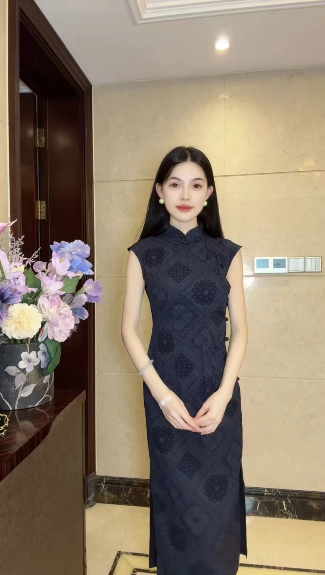 Новое поступление: Классическое синее ципао ручной работы в винтажном стиле с длинными рукавами, белое, с эффектом увеличения объема, полностью распашное, осенняя коллекция.
Новое поступление: Классическое синее ципао ручной работы в винтажном стиле с длинными рукавами, белое, с эффектом увеличения объема, полностью распашное, осенняя коллекция.