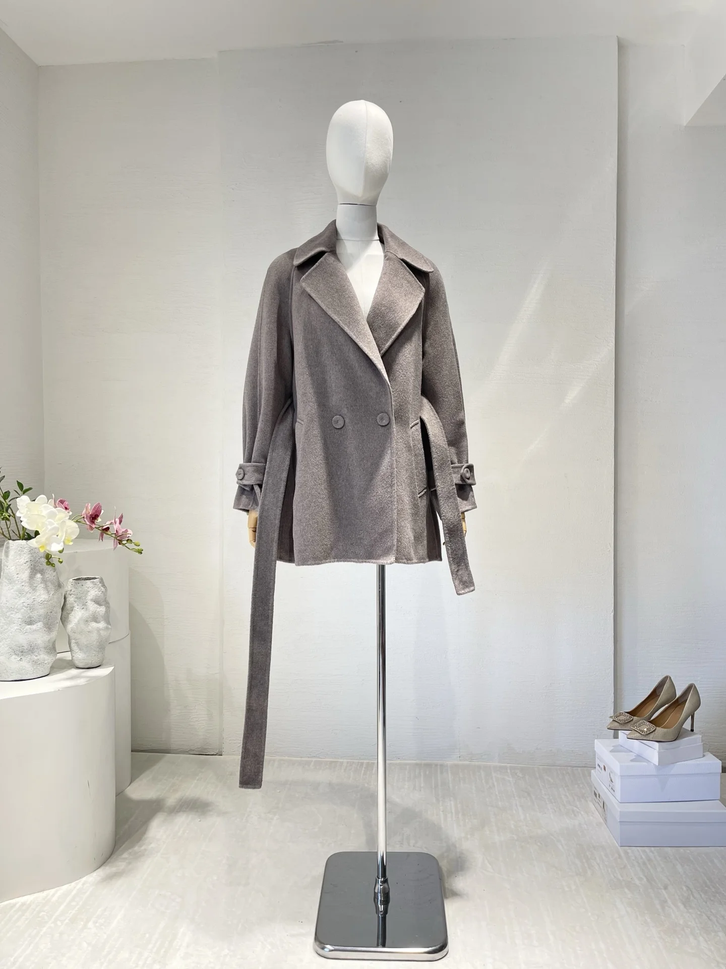 Primary Colour Long Sleeve Blazer Style Warm Double-faced Wool Short Coat Jacket 2025 New Design Top Quality
Primary Colour Long Sleeve Blazer Style Warm Double-faced Wool Short Coat Jacket 2025 New Design Top Quality