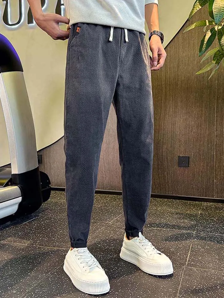 Осенне-зимние утепленные мужские повседневные брюки из флиса, облегающие, модные, брендовые, новинка 2023 года, молодежные, динамичные, длинные брюки
Осенне-зимние утепленные мужские повседневные брюки из флиса, облегающие, модные, брендовые, новинка 2023 года, молодежные, динамичные, длинные брюки