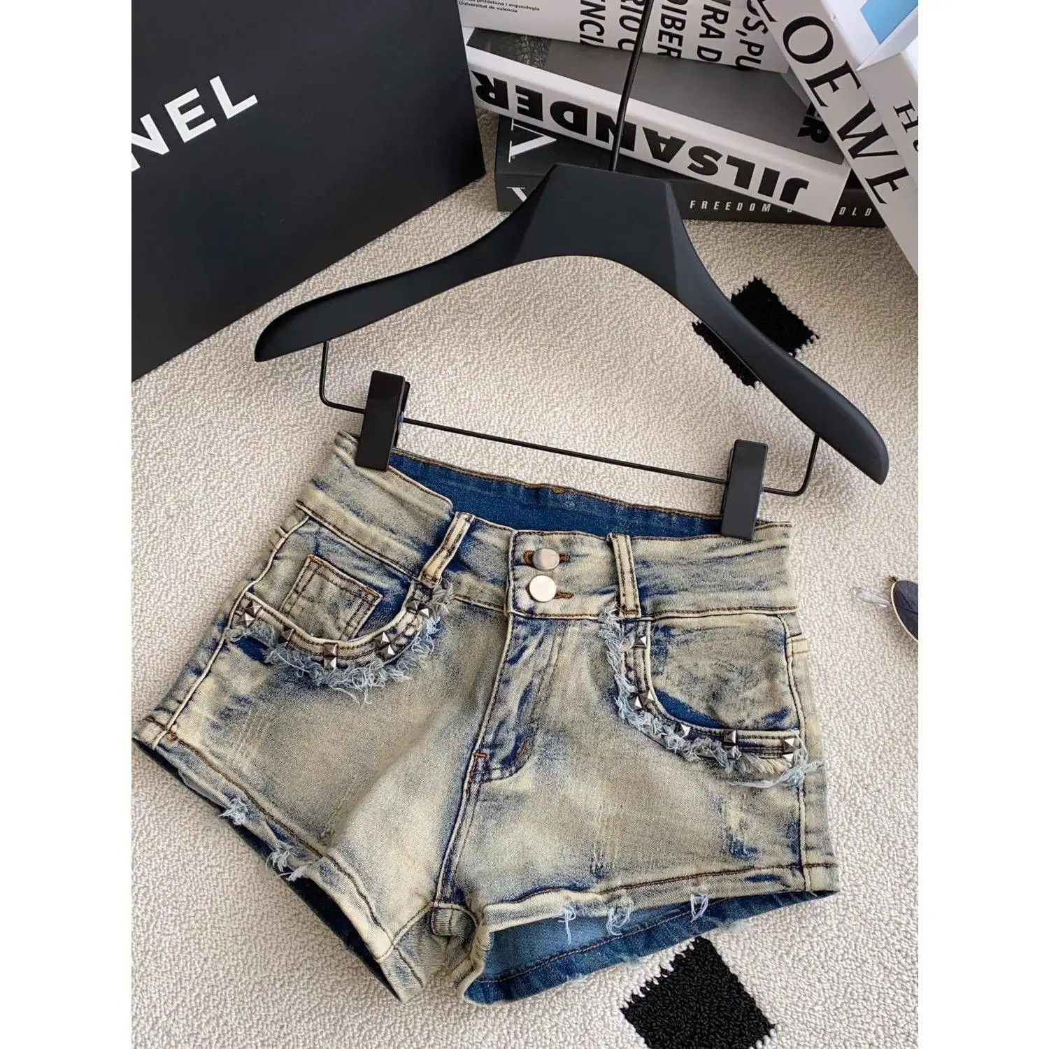 Y2k Jeans Shorts Women 2025 Summer New Retro Rivet Slim Denim Ultra Shorts Hot Pants
Y2k Jeans Shorts Women 2025 Summer New Retro Rivet Slim Denim Ultra Shorts Hot Pants