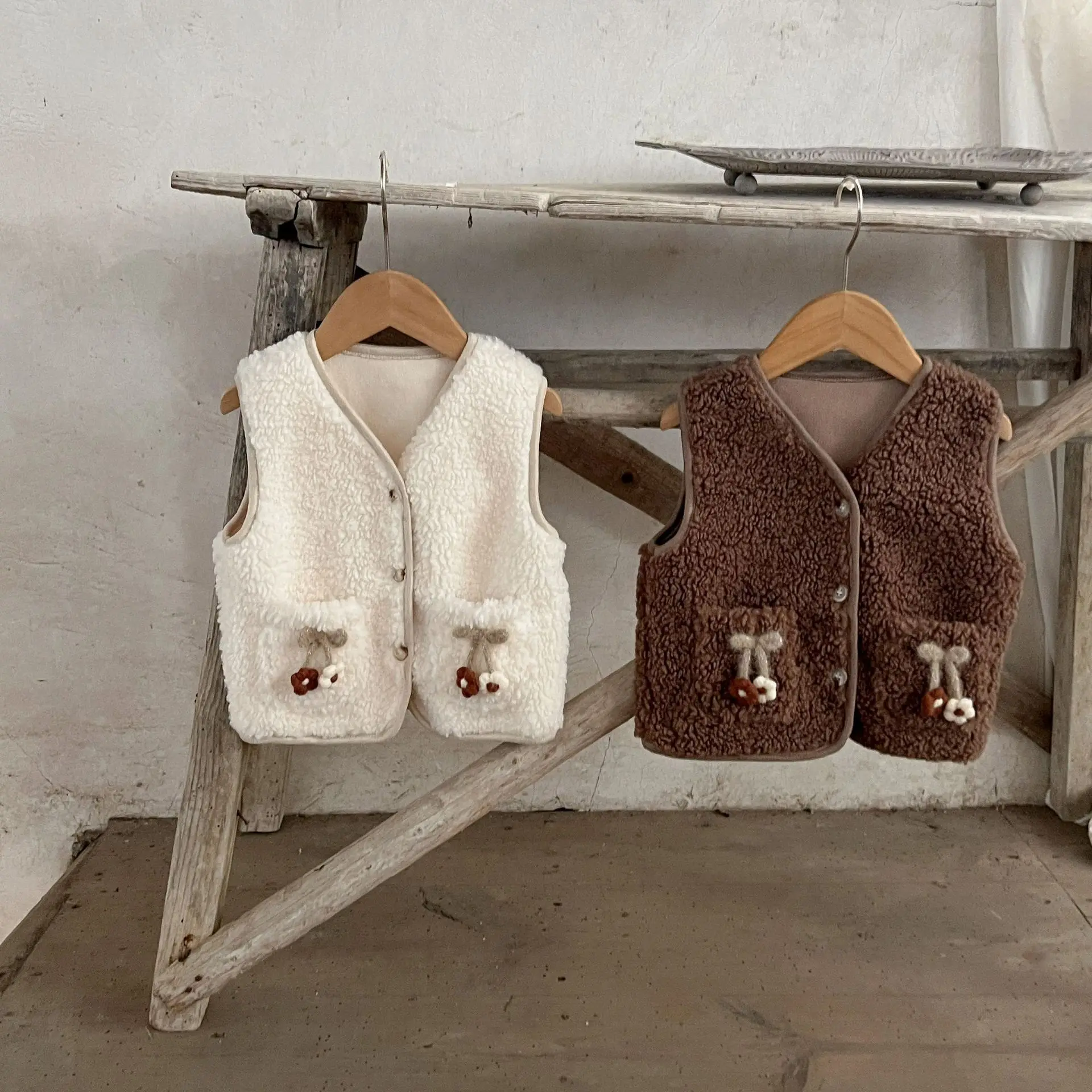 2025 New Baby European and American Vest Autumn and Winter Baby Cardigan Vest Baby Sleeveless Vest Coat
2025 New Baby European and American Vest Autumn and Winter Baby Cardigan Vest Baby Sleeveless Vest Coat